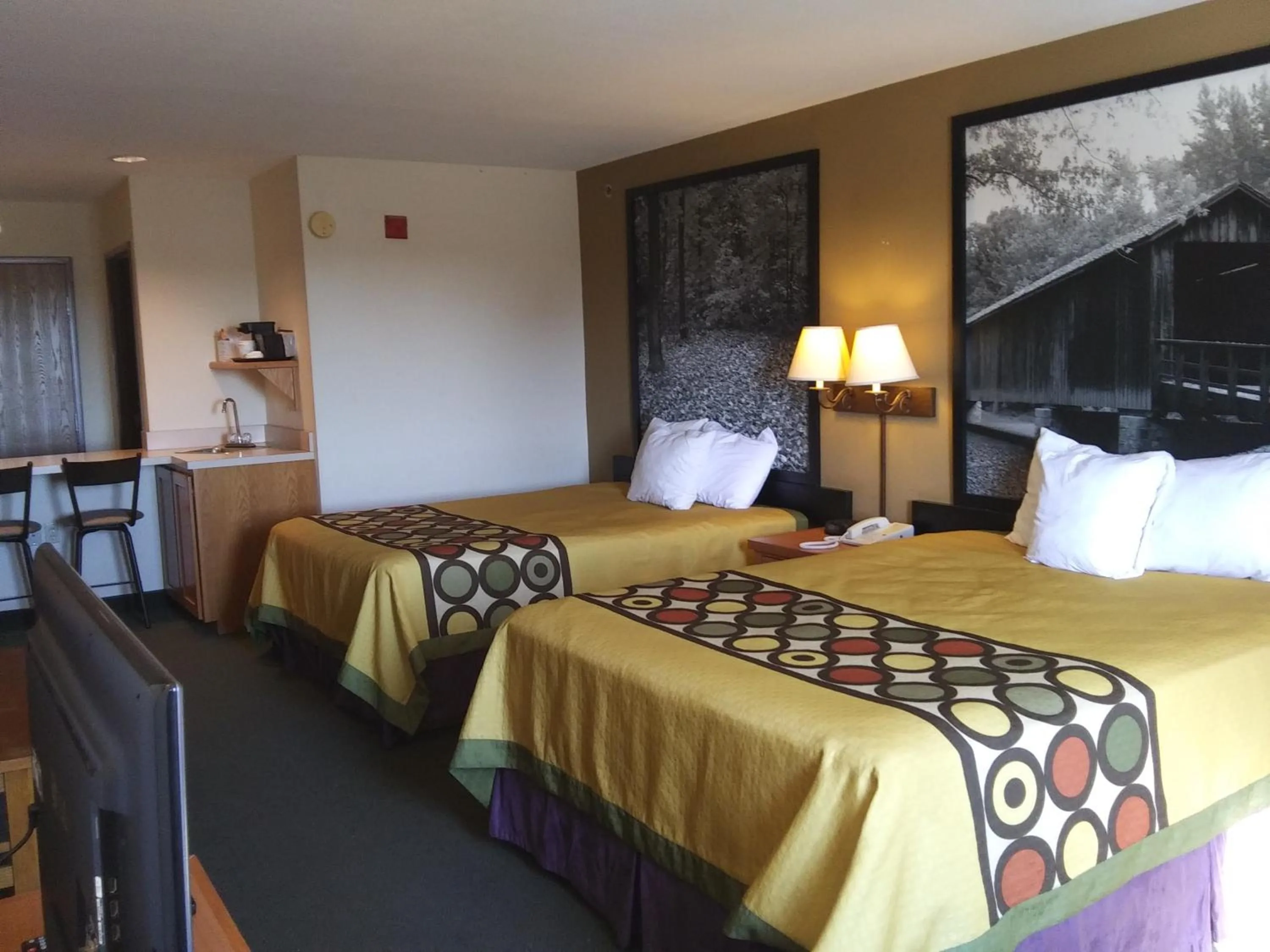 Bedroom, Bed in Super 8 by Wyndham Columbia East