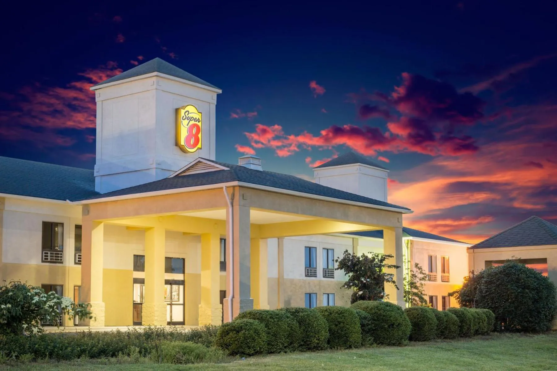 Property building in Super 8 by Wyndham Clemmons - Bermuda Run - Winston-Salem I-40