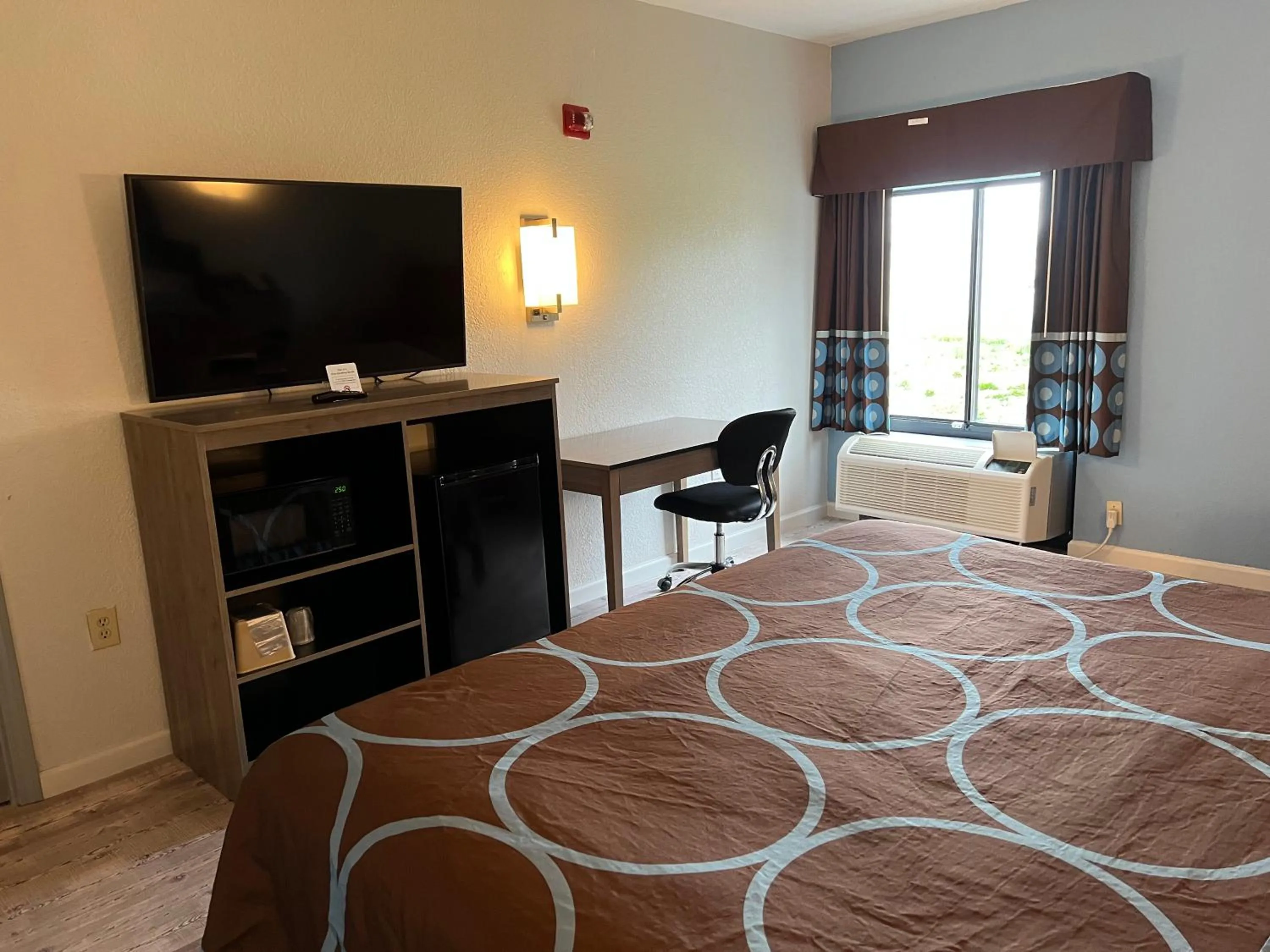 View (from property/room), Bed in Super 8 by Wyndham Clemmons - Bermuda Run - Winston-Salem I-40