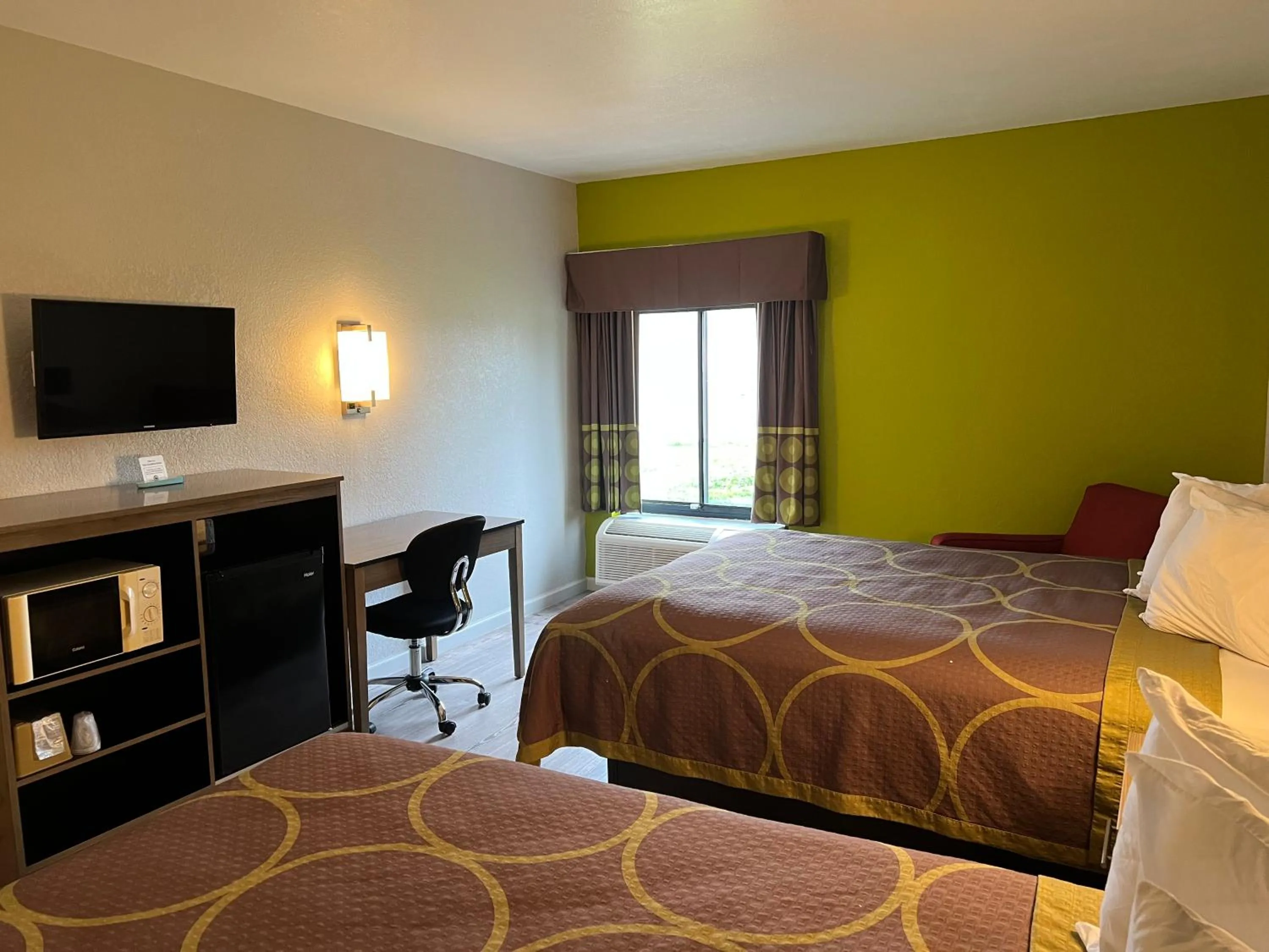 Bedroom, Bed in Super 8 by Wyndham Clemmons - Bermuda Run - Winston-Salem I-40