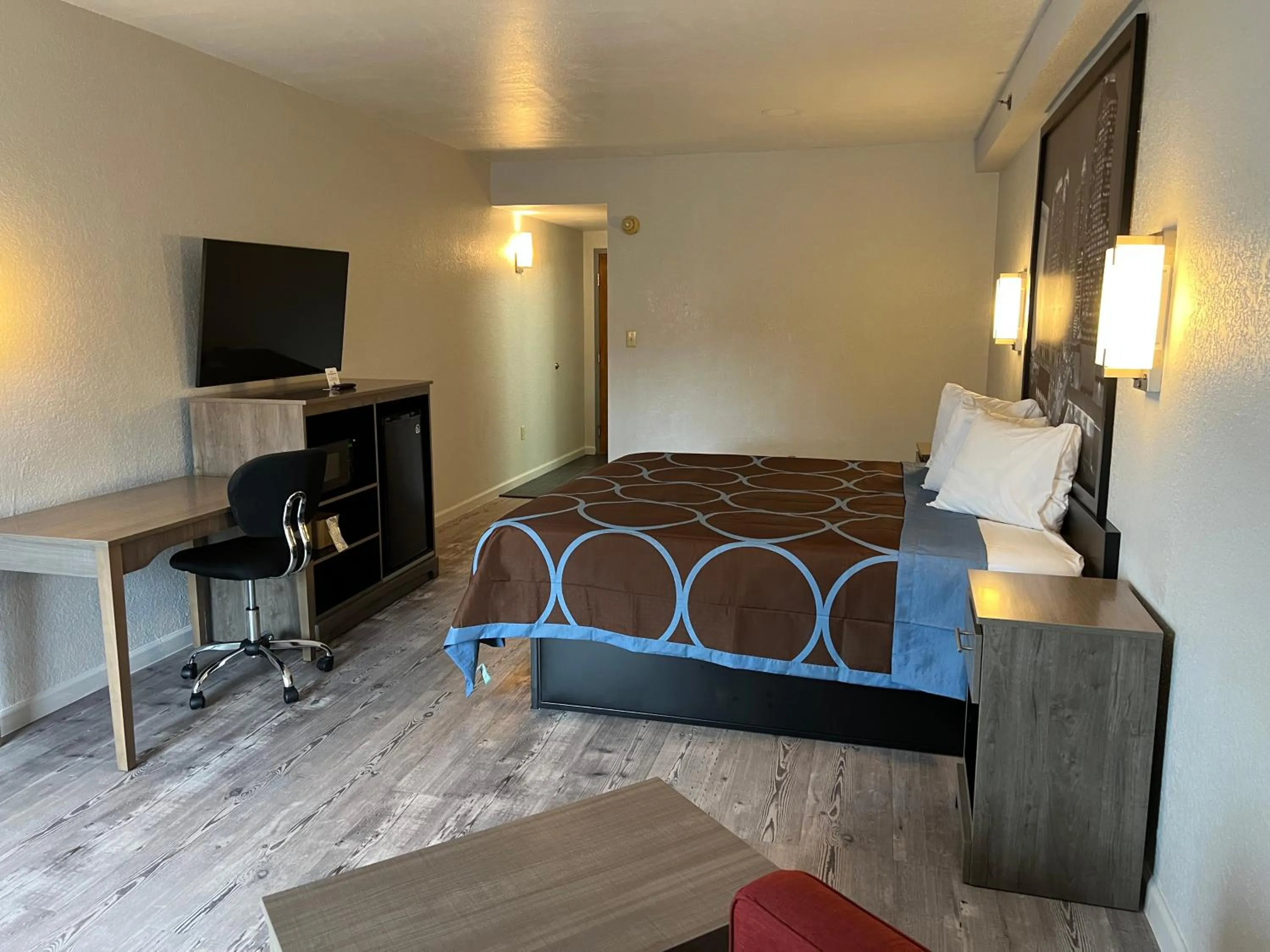 View (from property/room), Bed in Super 8 by Wyndham Clemmons - Bermuda Run - Winston-Salem I-40