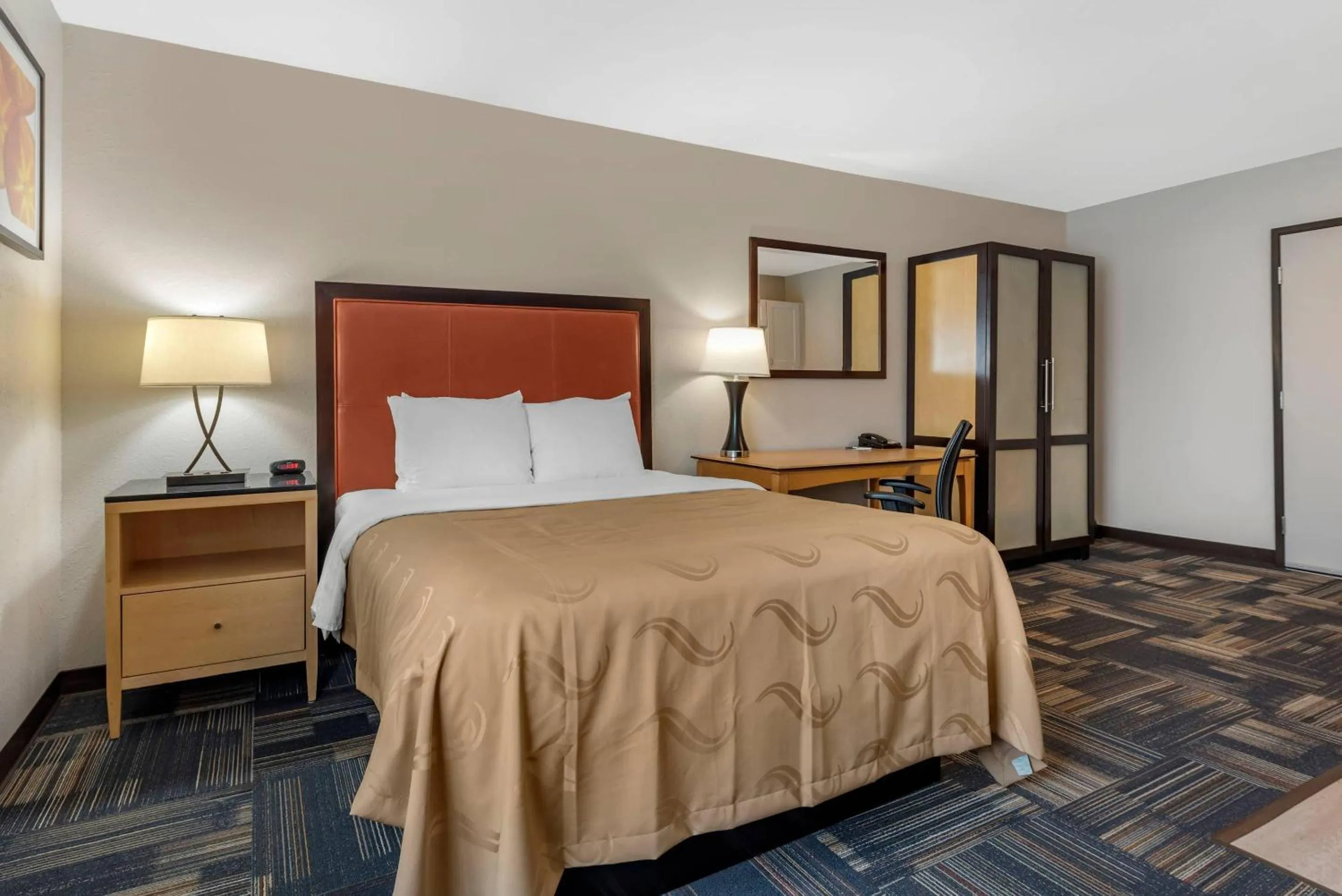 Bedroom in Quality Inn & Suites Evansville Downtown