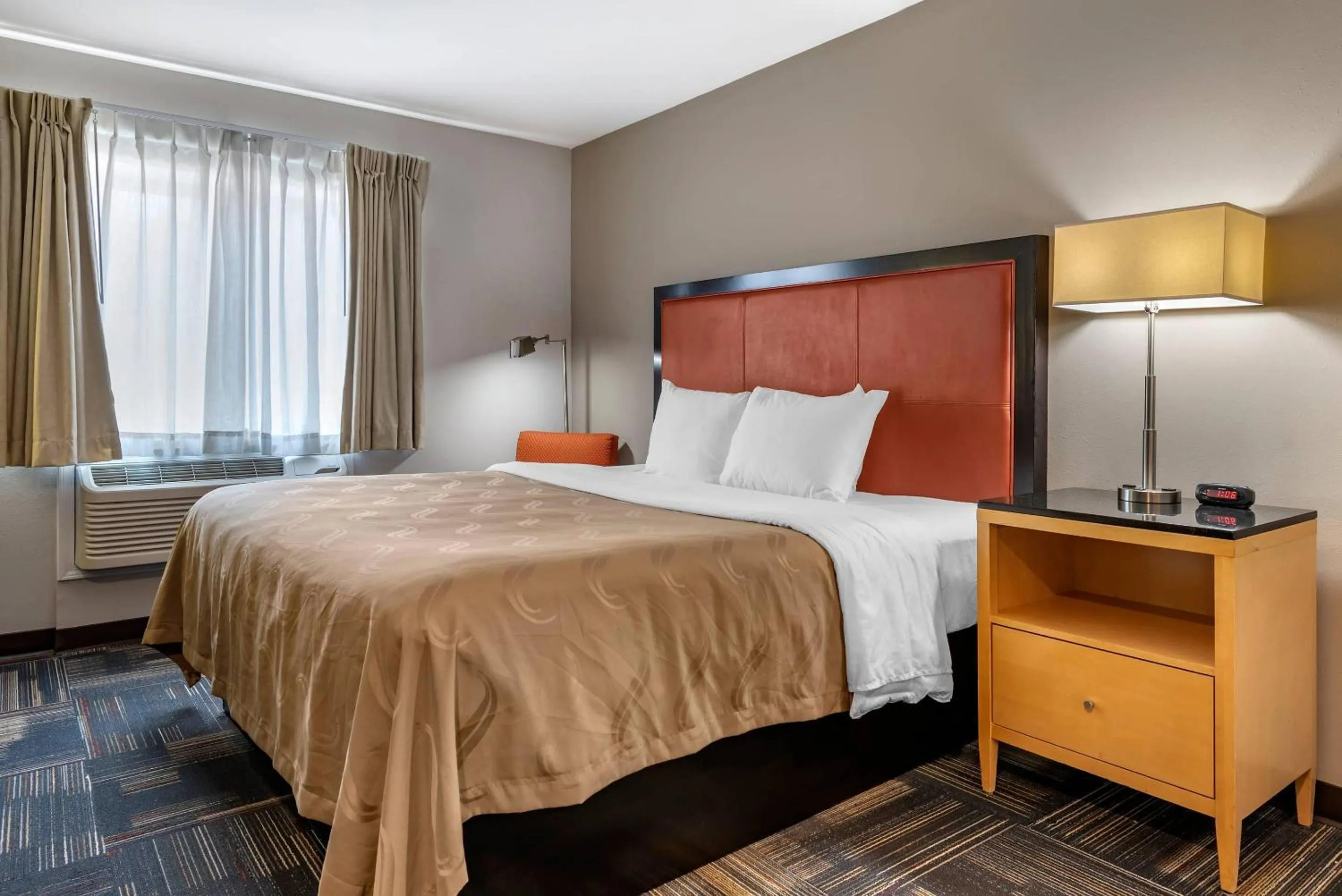 Bedroom in Quality Inn & Suites Evansville Downtown