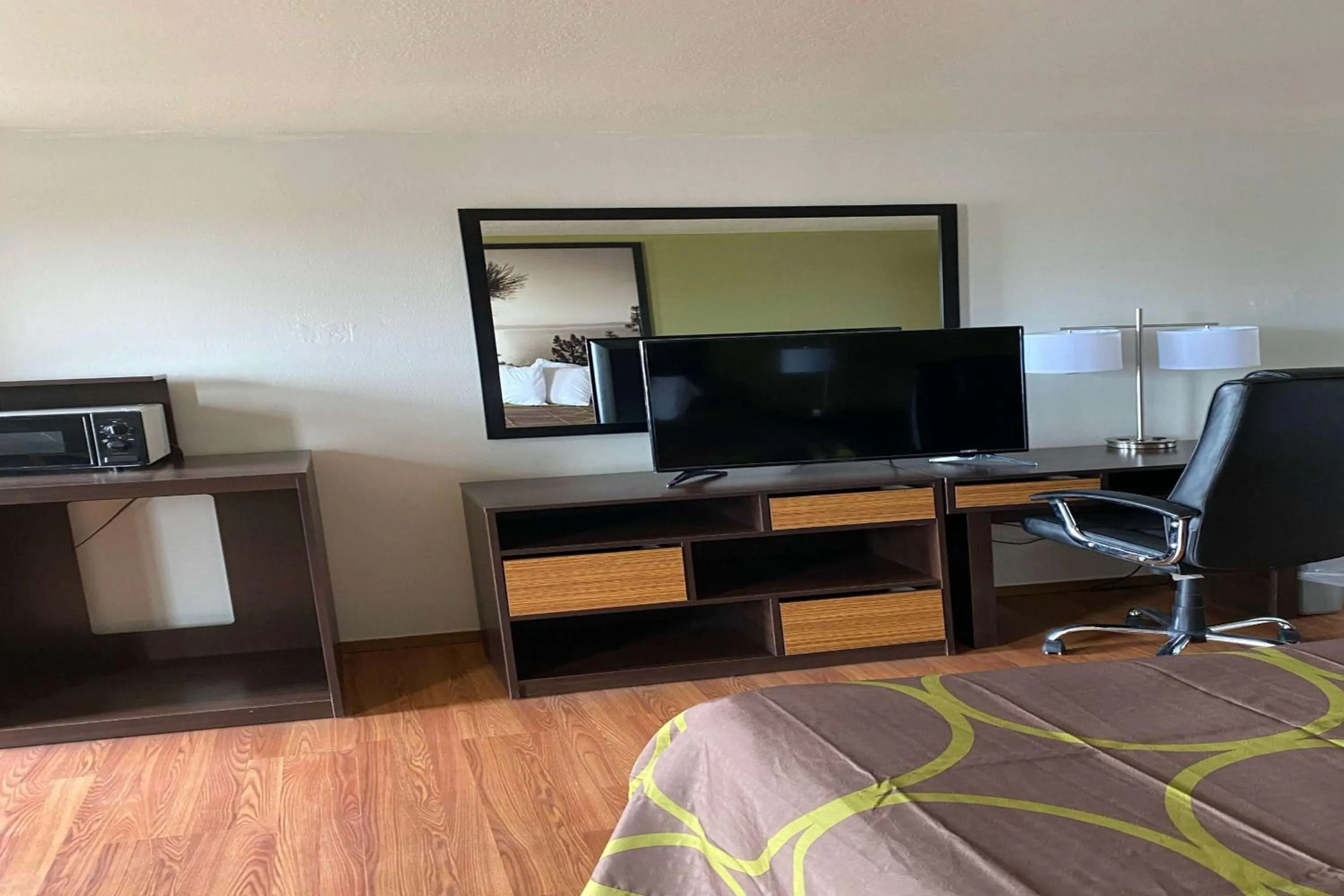 Photo of the whole room in Super 8 by Wyndham Wells