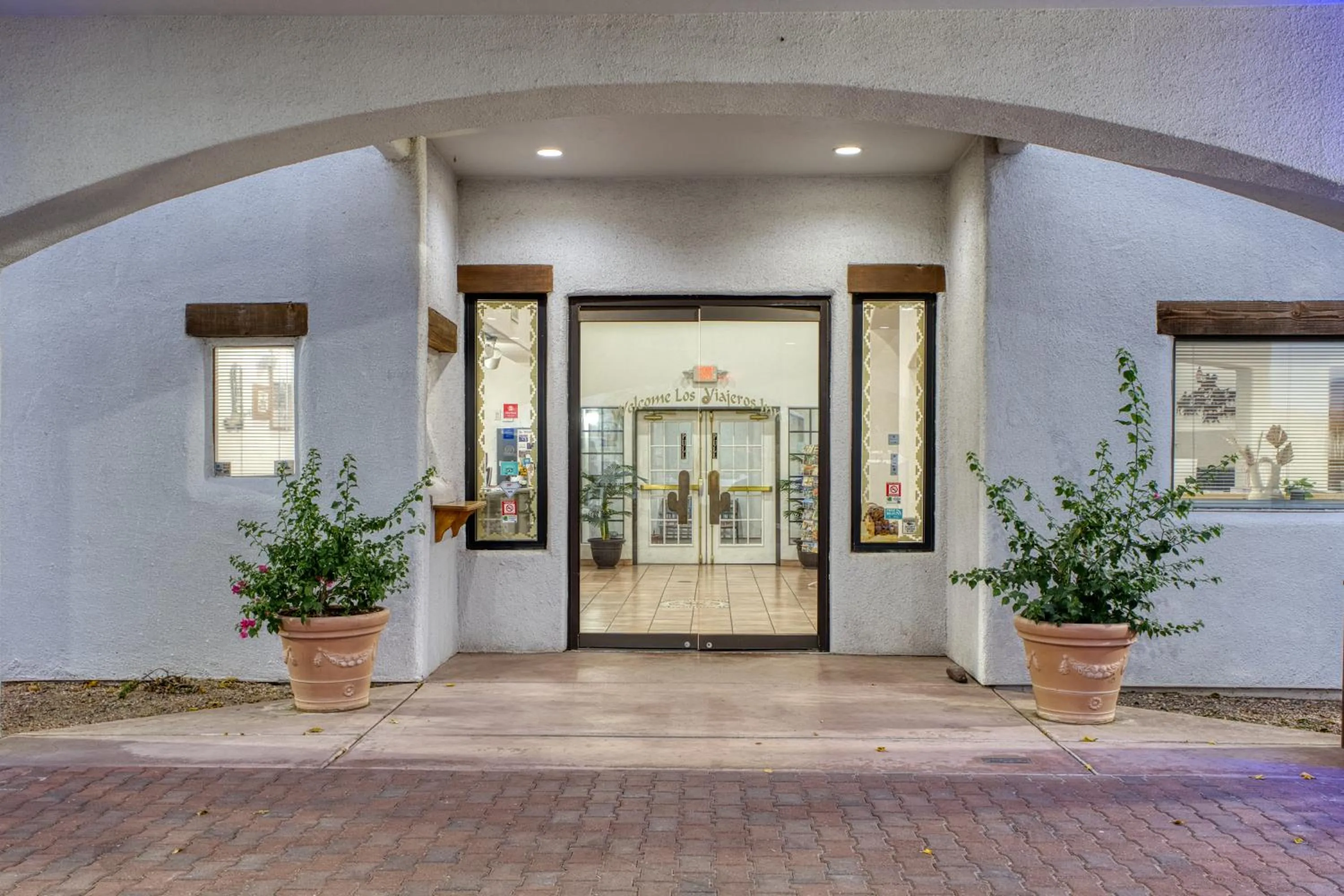 Facade/entrance in Los Viajeros Inn