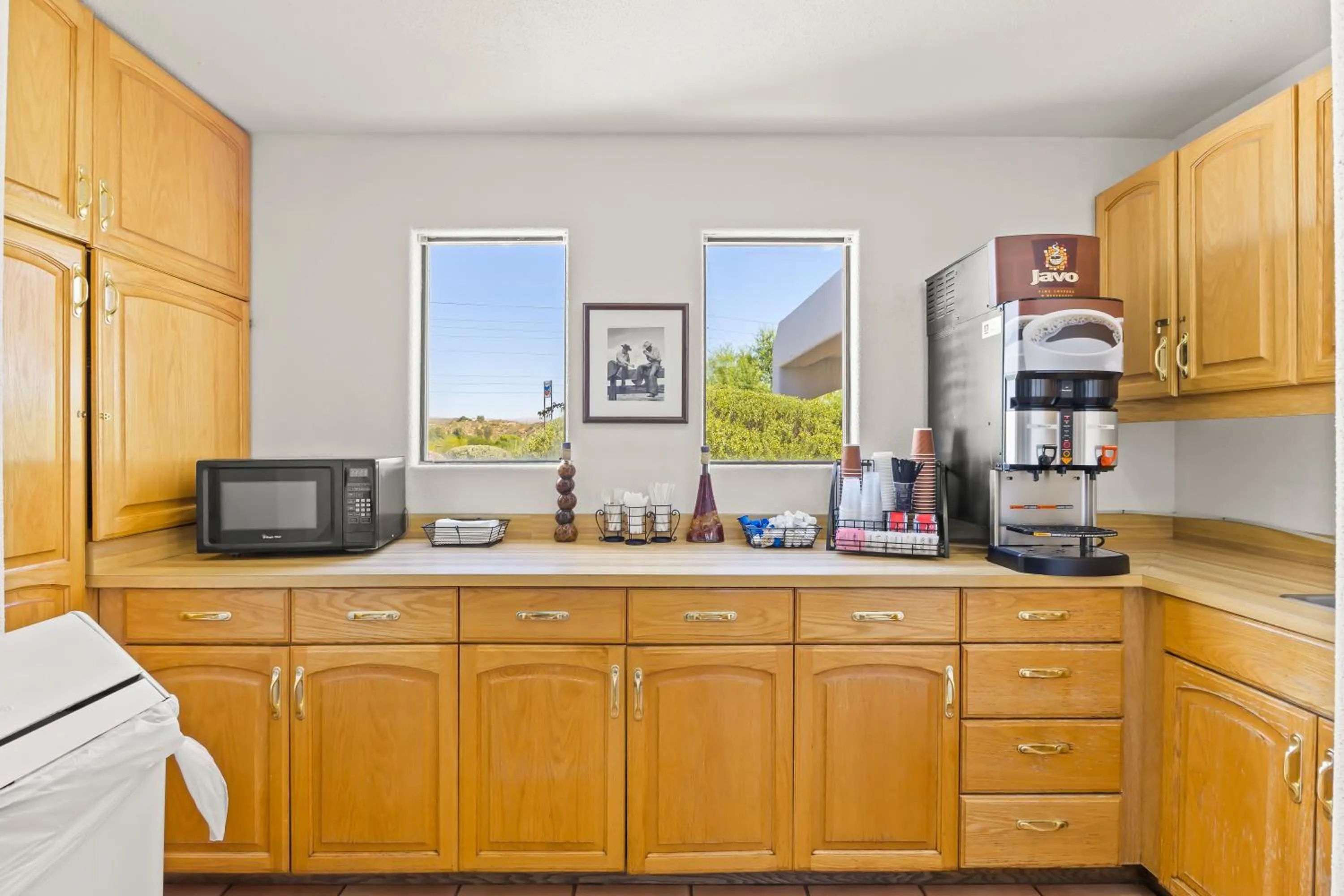 Coffee/tea facilities in Los Viajeros Inn