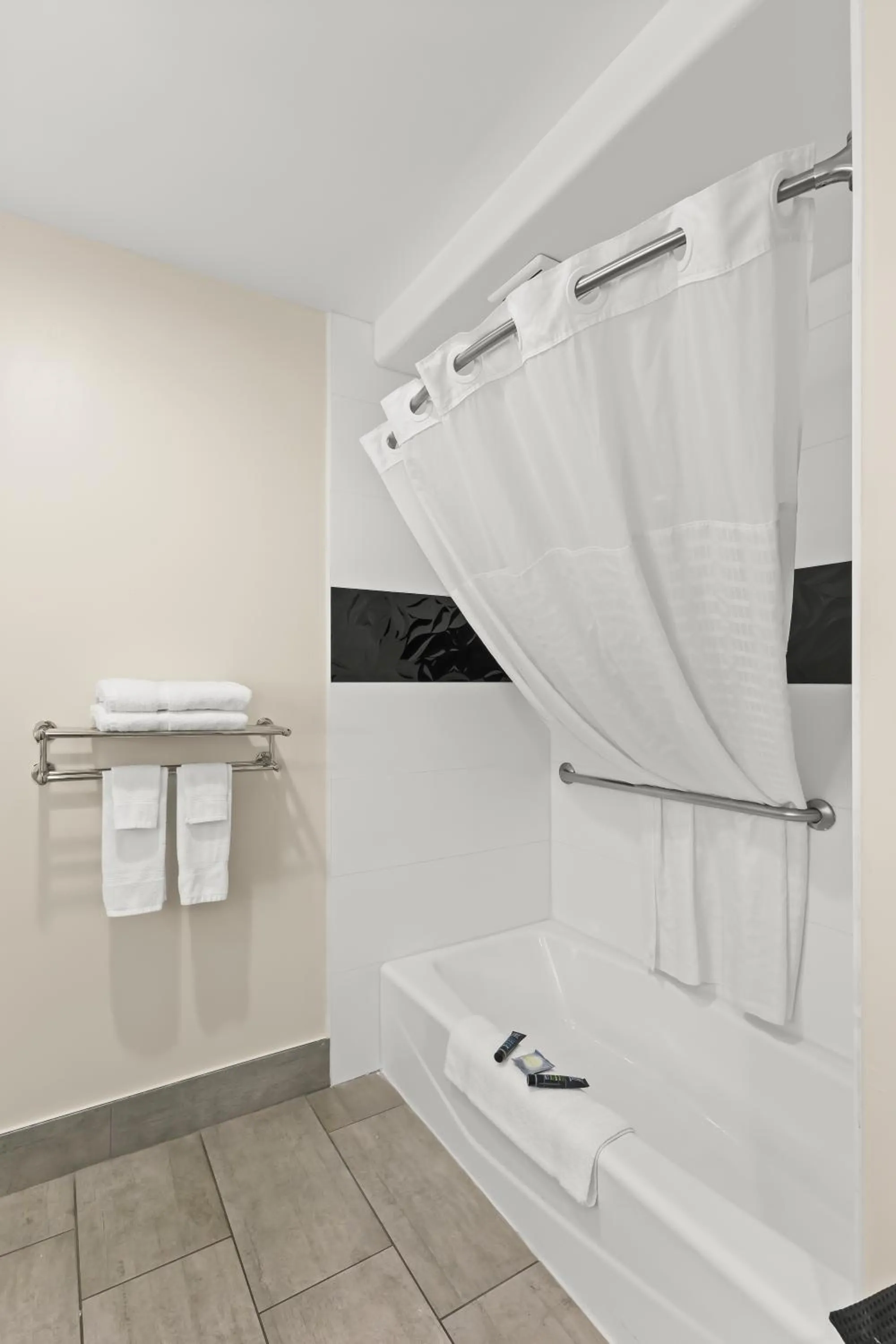 Shower in Los Viajeros Inn