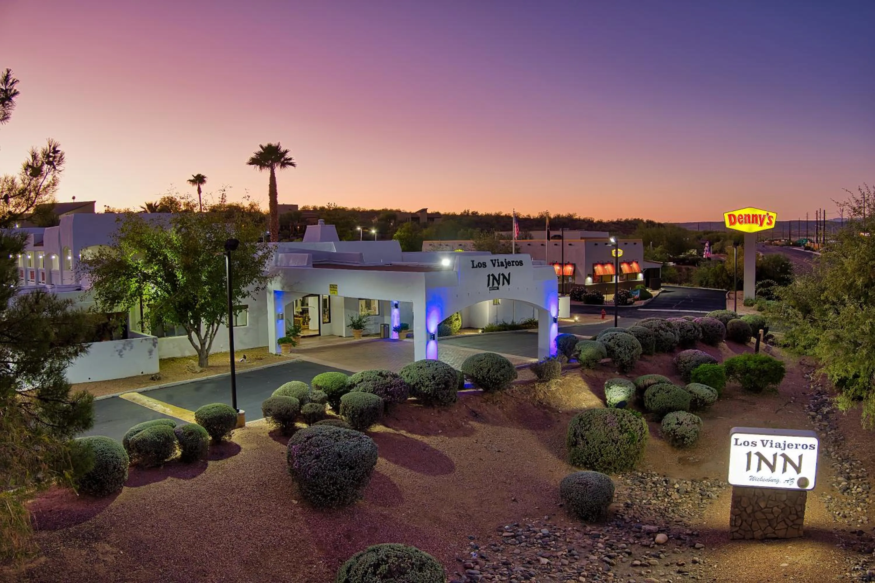 Property building in Los Viajeros Inn