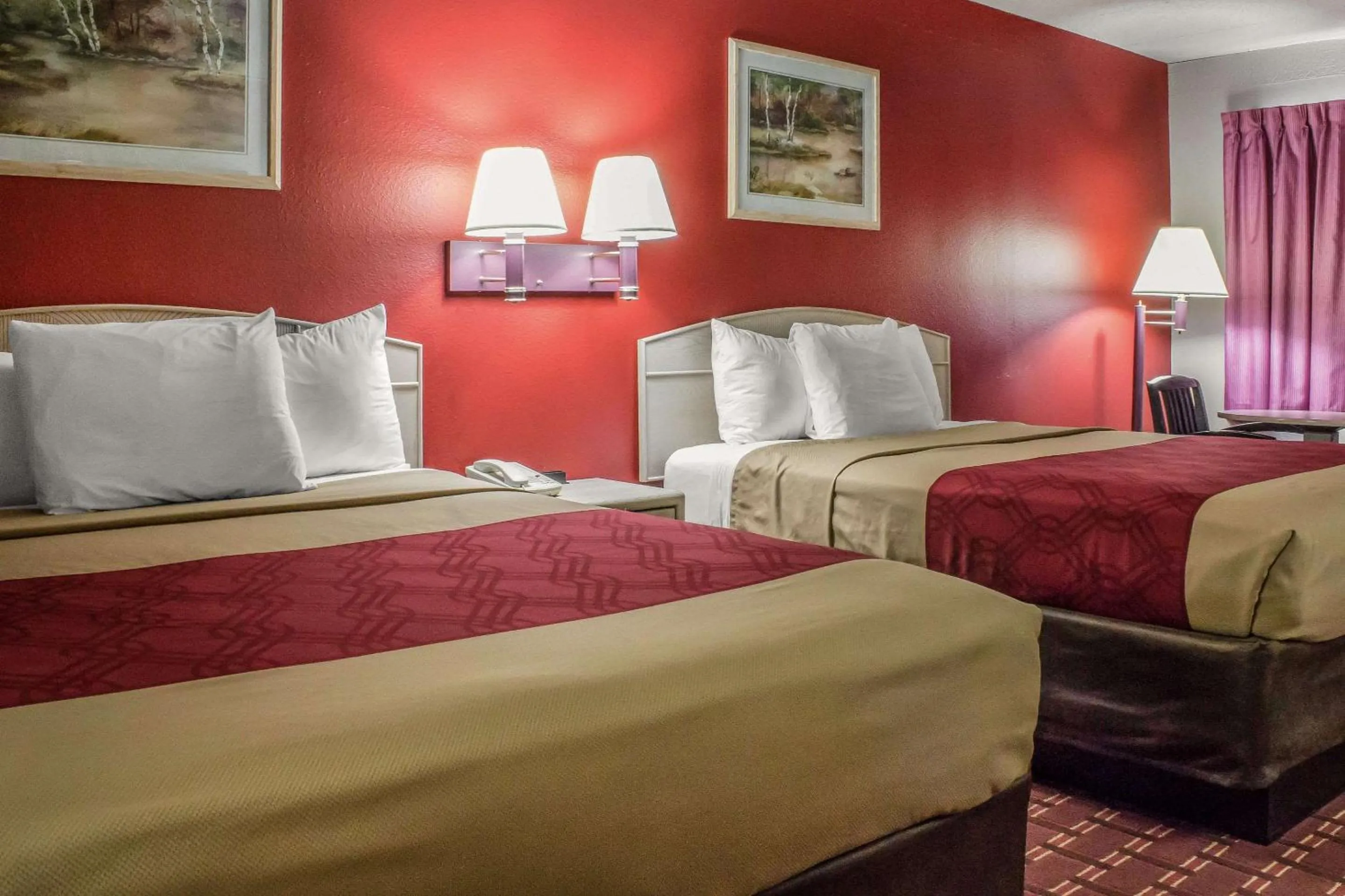 Photo of the whole room, Bed in Spencer Inn & Suites