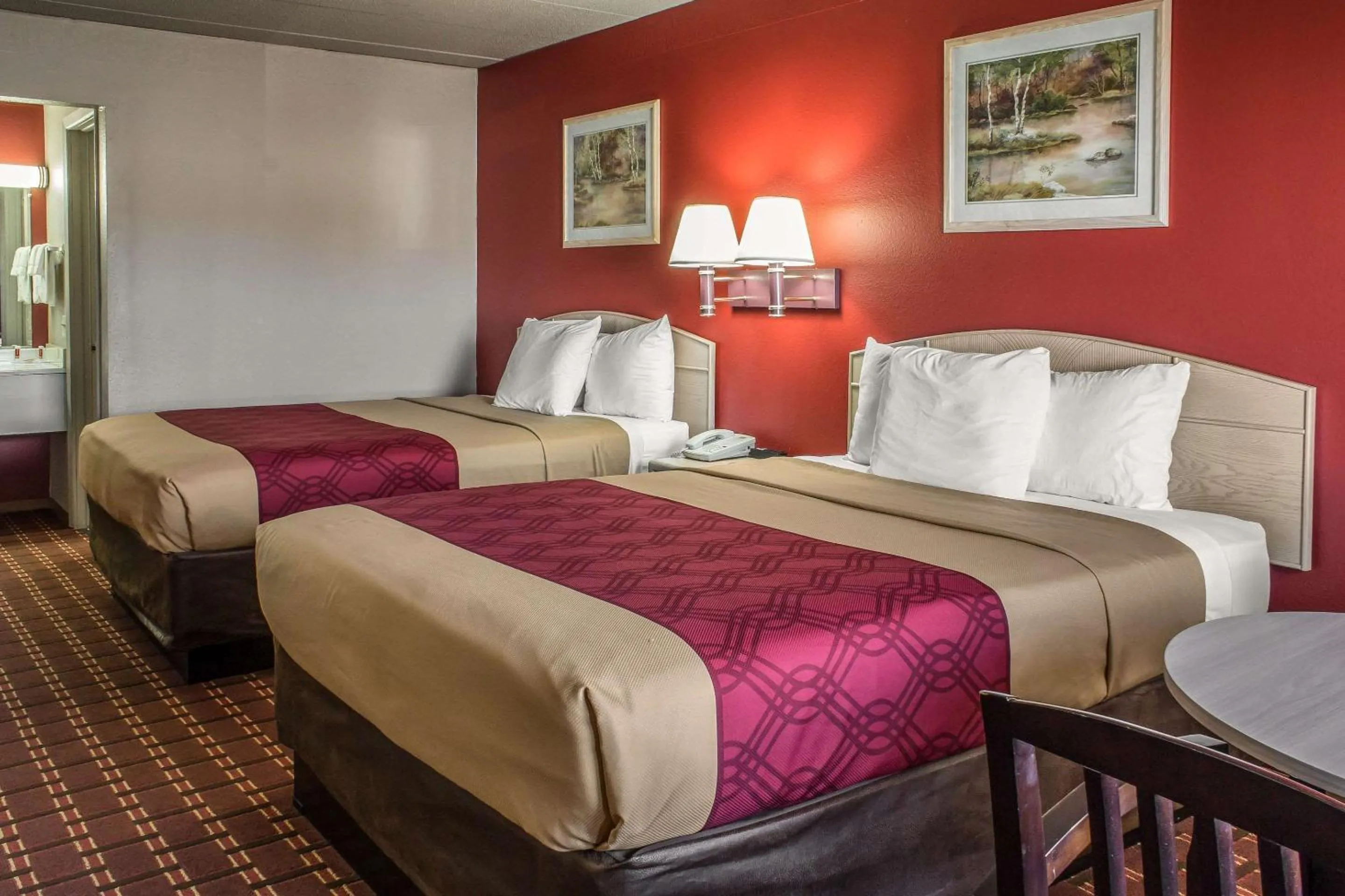 Photo of the whole room, Bed in Spencer Inn & Suites