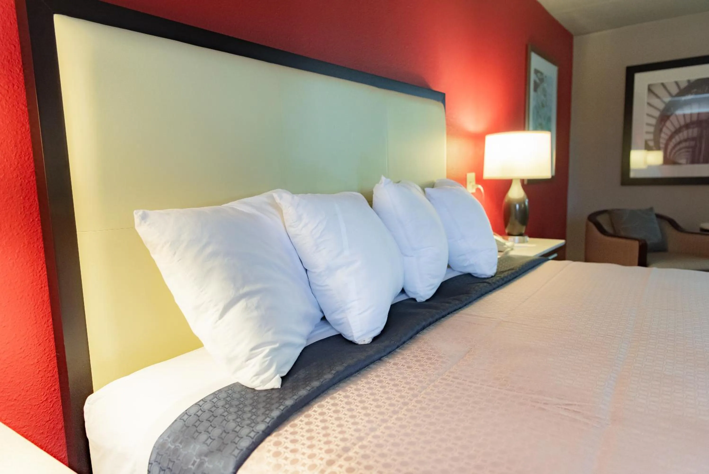 Bed in Spencer Inn & Suites