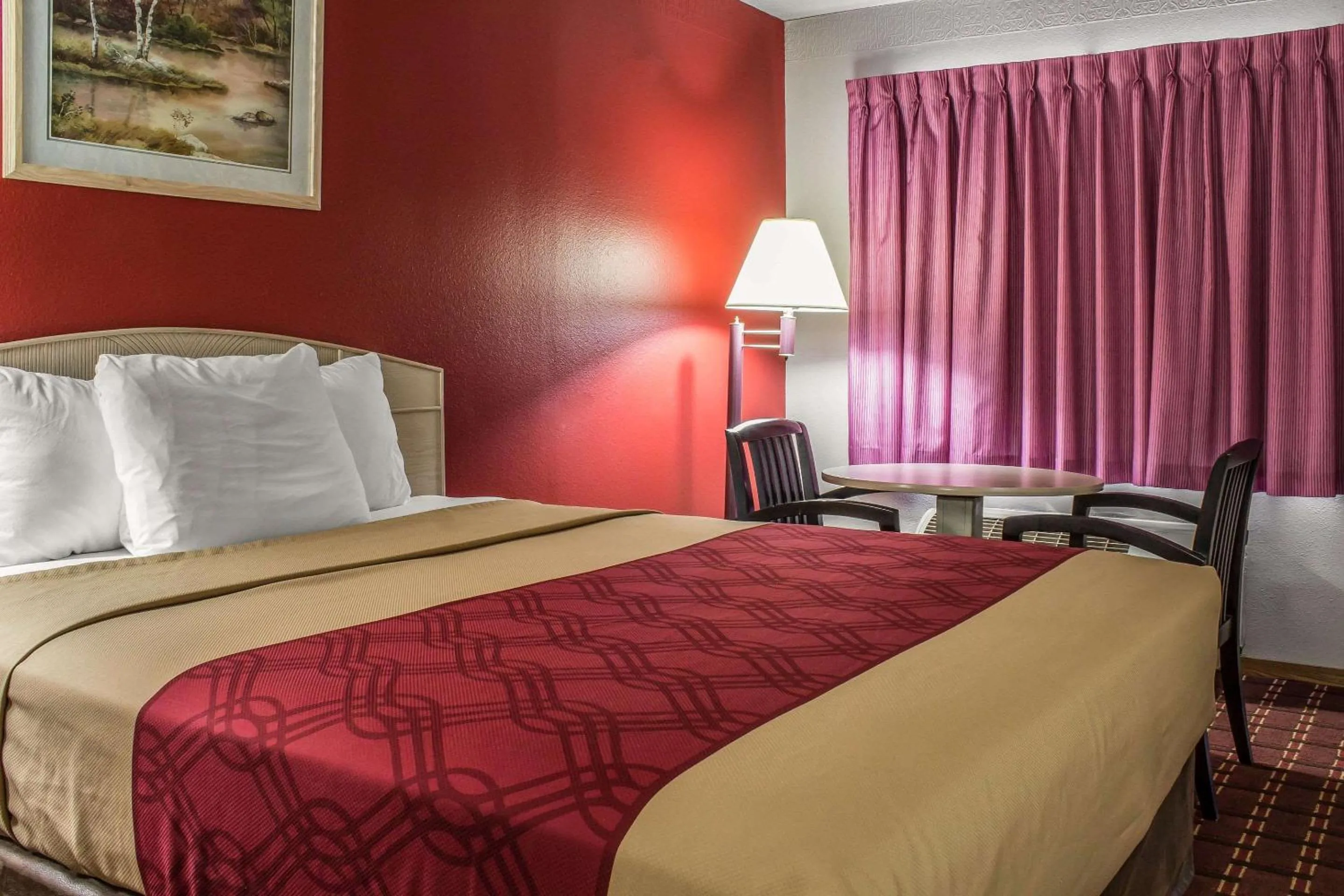 Photo of the whole room, Bed in Spencer Inn & Suites