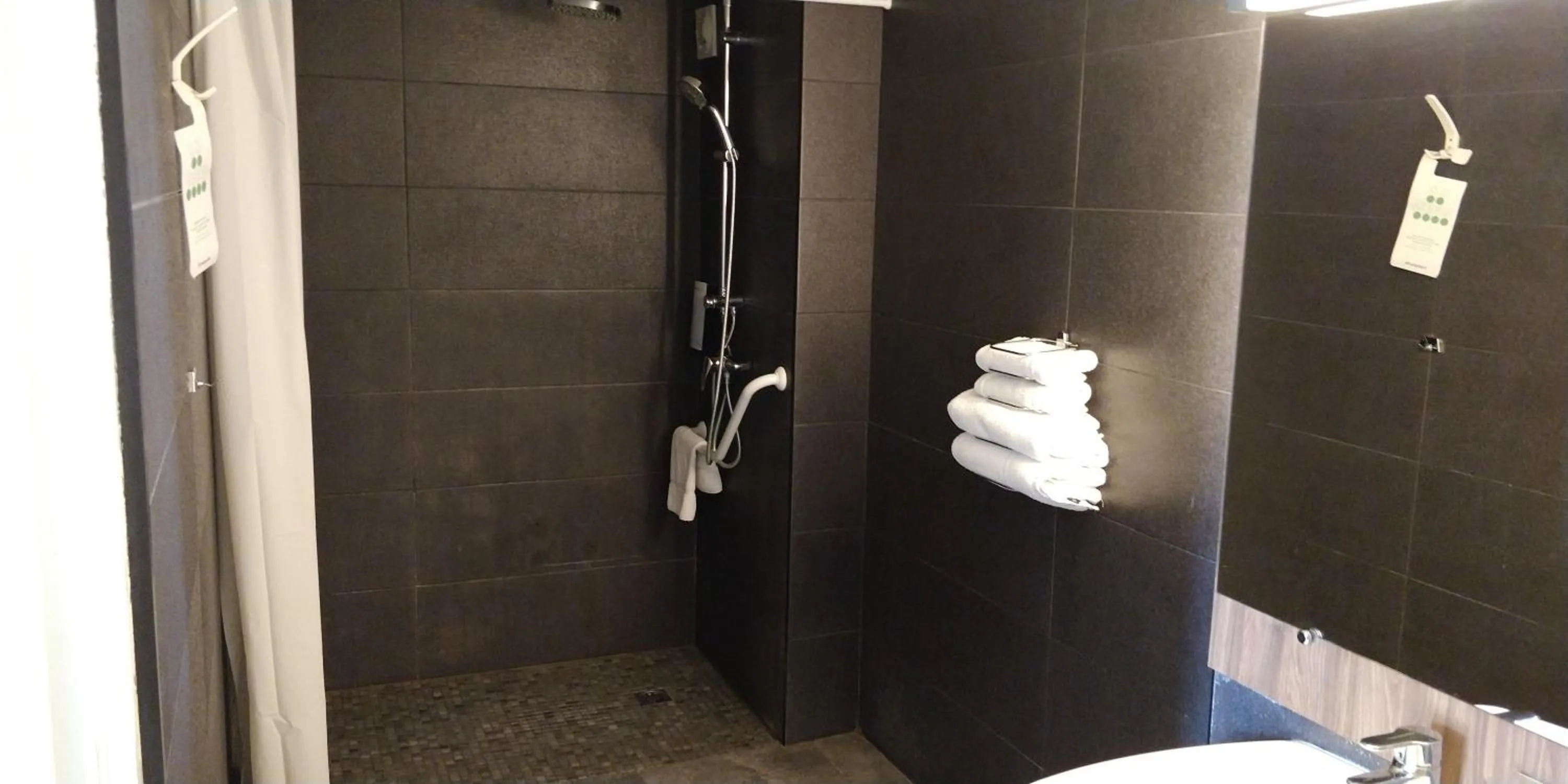 Shower in Campanile Narbonne A9/A61