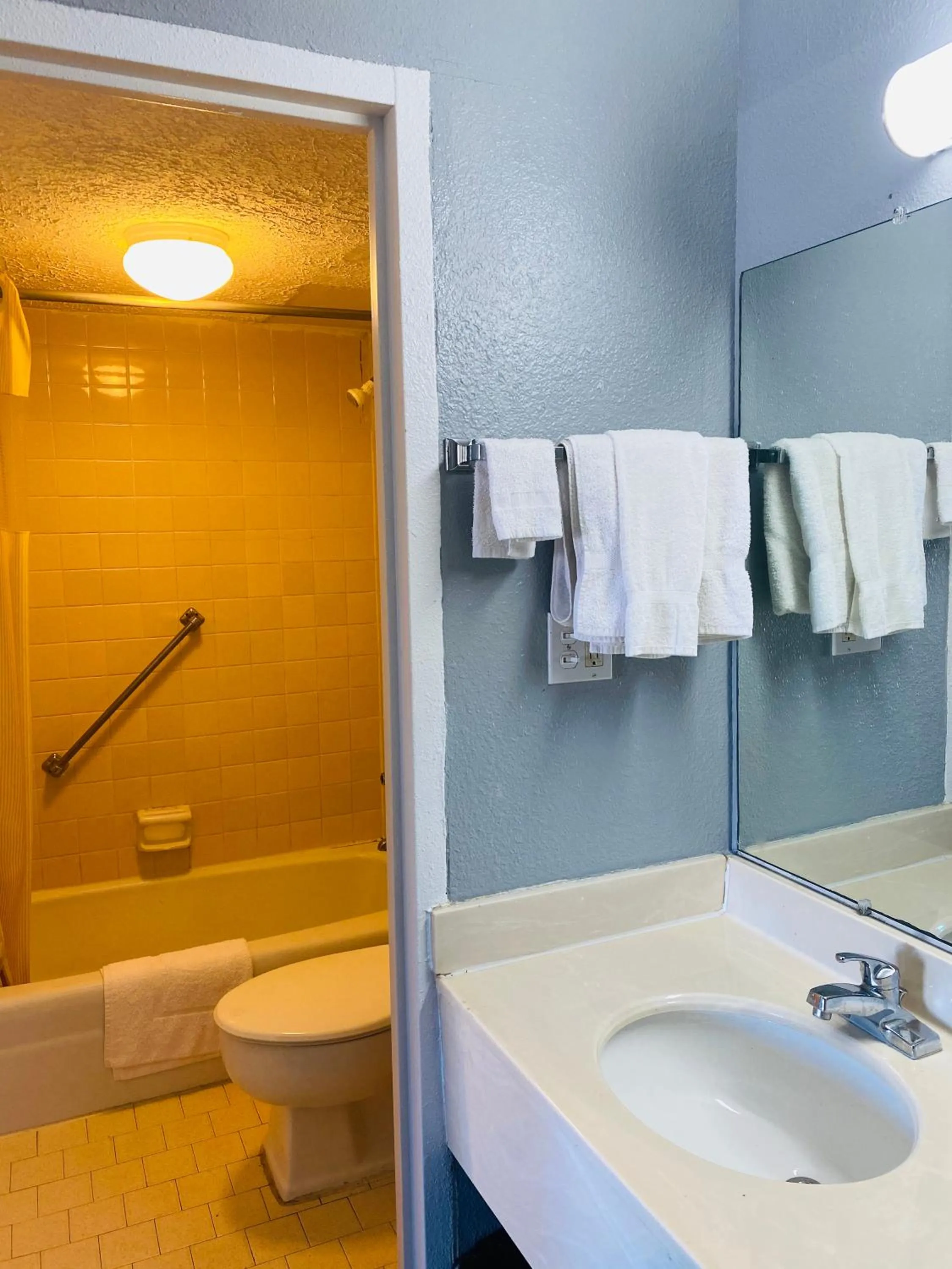 Traveler's Place Inn & Suites