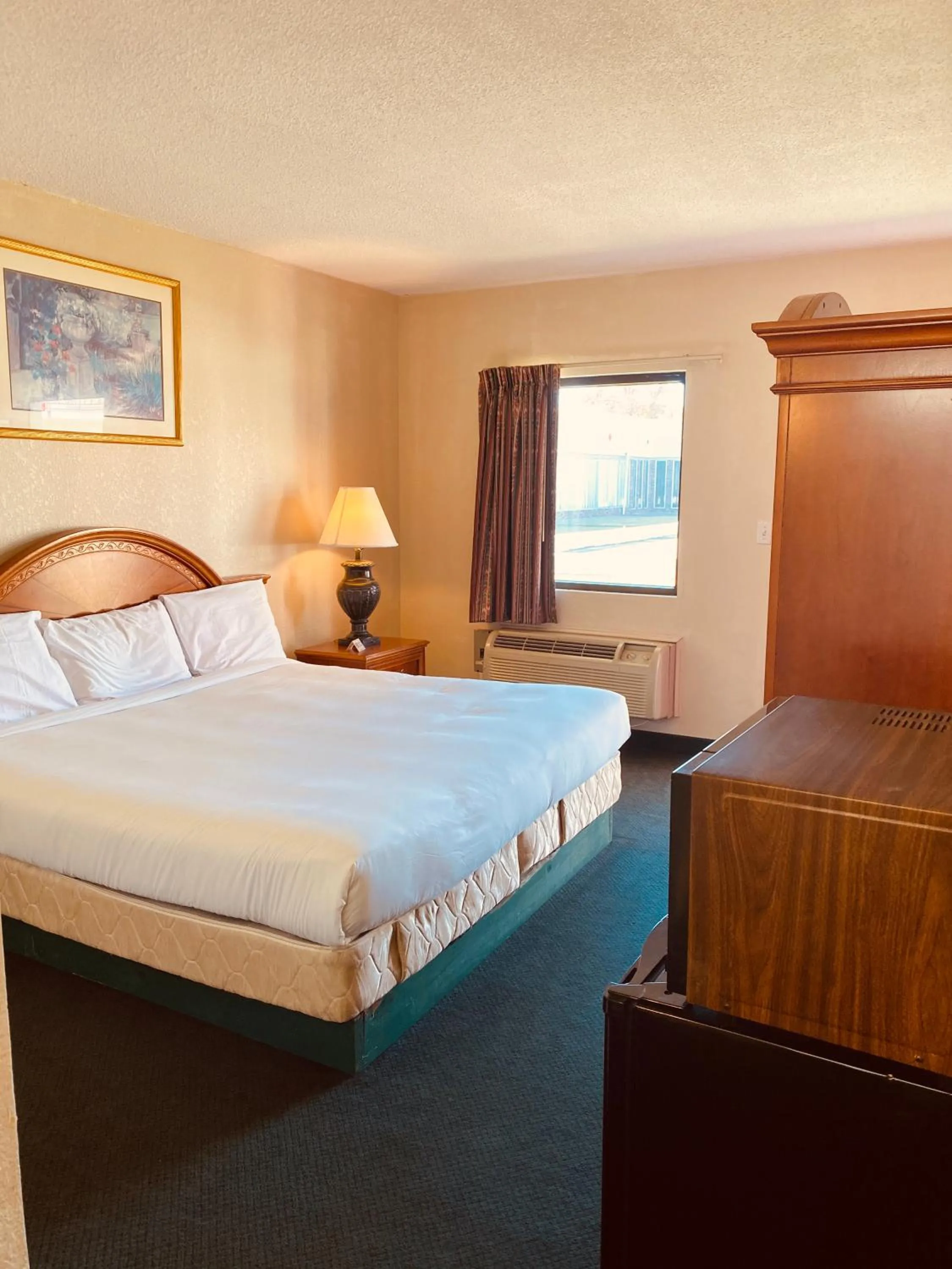 Bed in Traveler's Place Inn & Suites