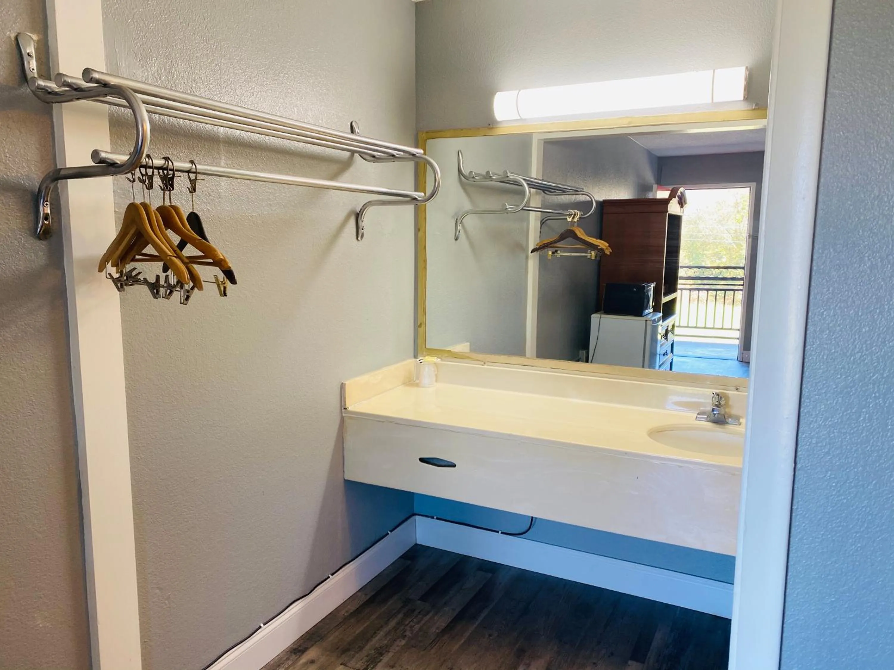 Traveler's Place Inn & Suites