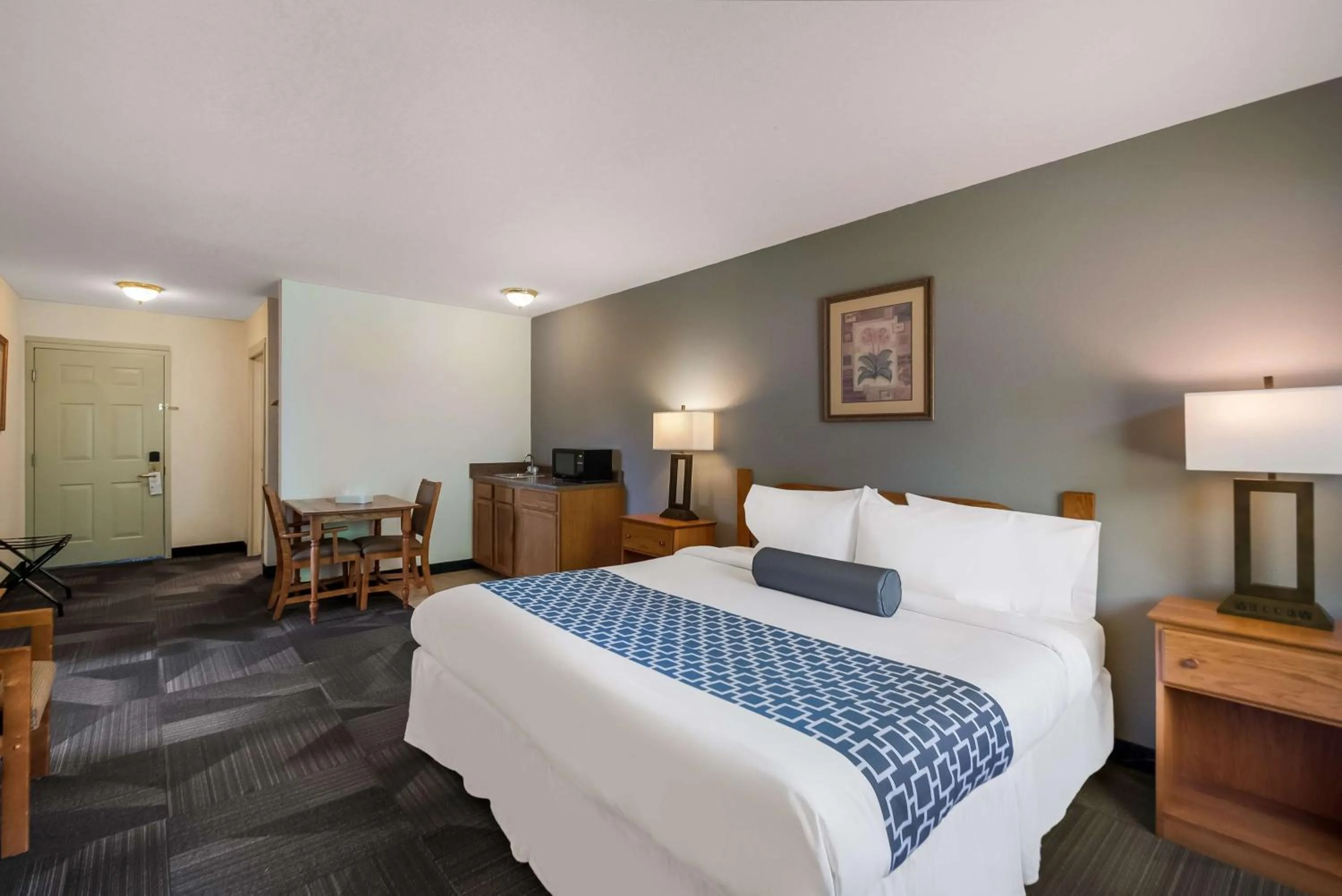 Bedroom, Bed in SureStay Plus Hotel by Best Western Berkeley Springs