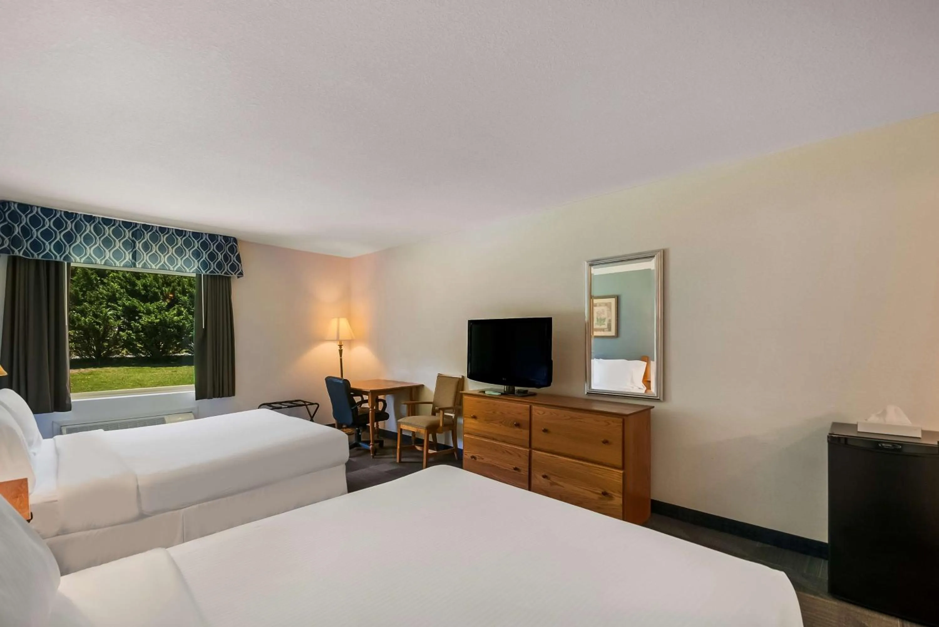 Bedroom, Bed in SureStay Plus Hotel by Best Western Berkeley Springs
