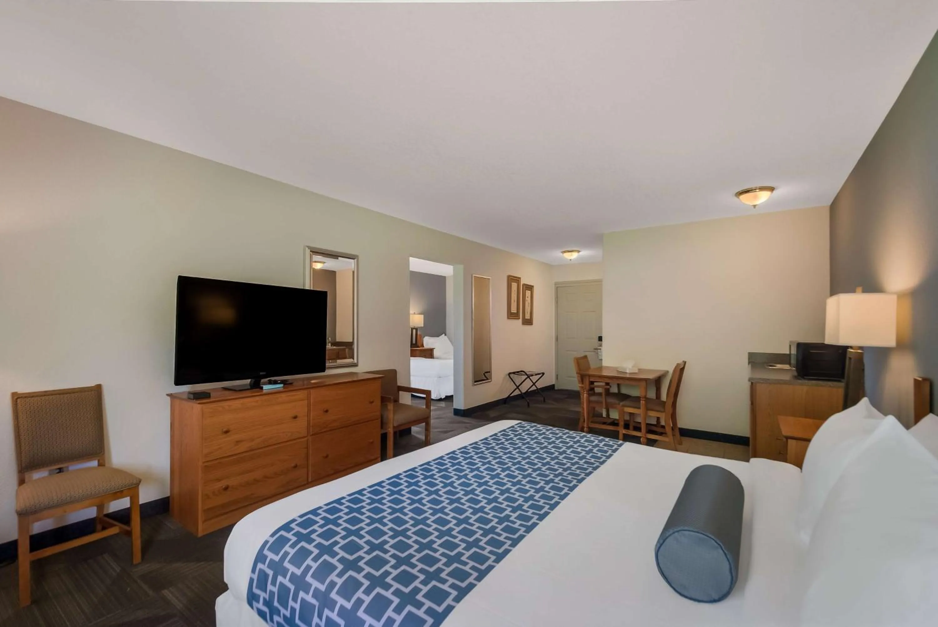 Bedroom, Bed in SureStay Plus Hotel by Best Western Berkeley Springs