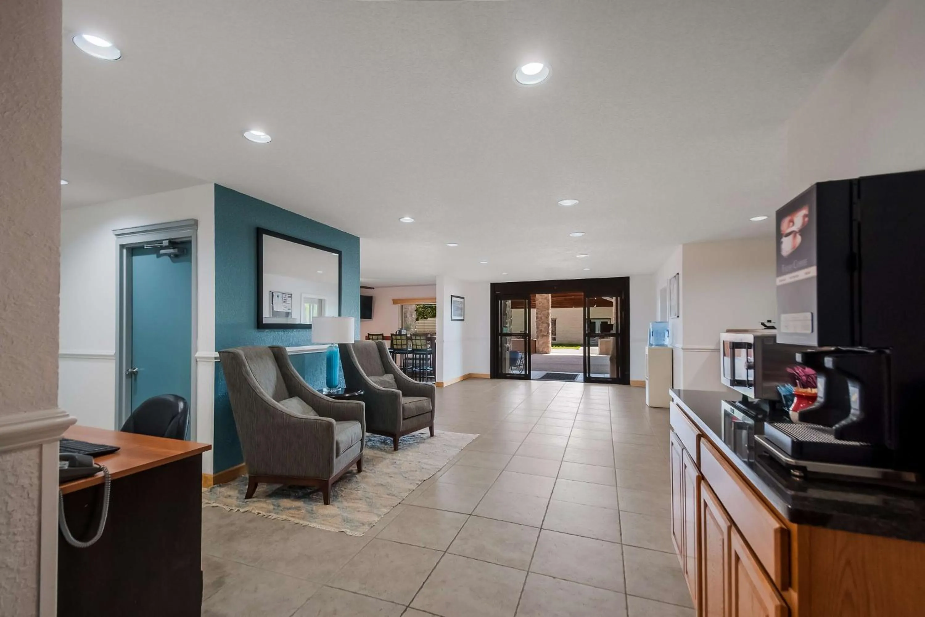 Lobby or reception in SureStay Plus Hotel by Best Western Berkeley Springs