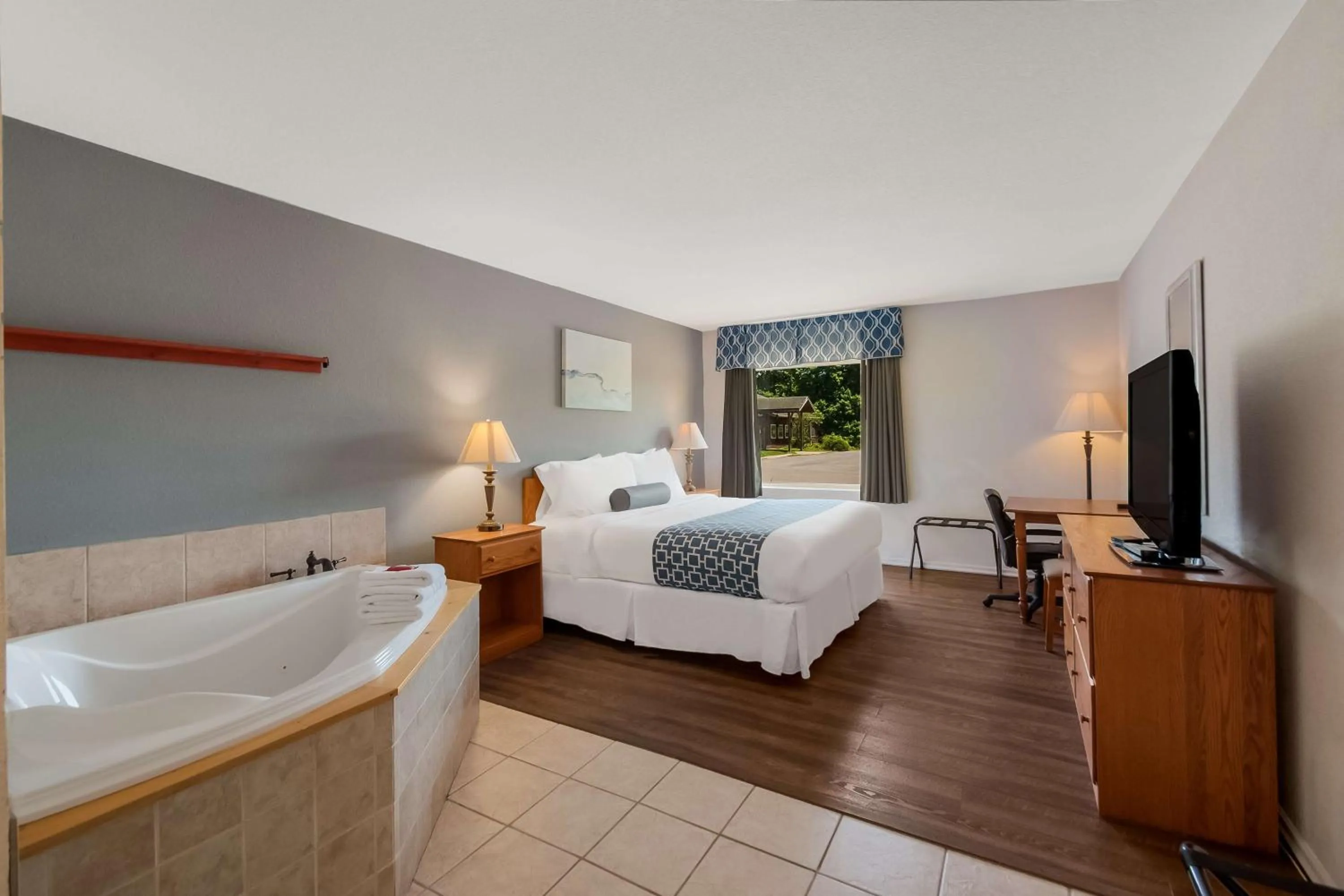 Bedroom, Bed in SureStay Plus Hotel by Best Western Berkeley Springs