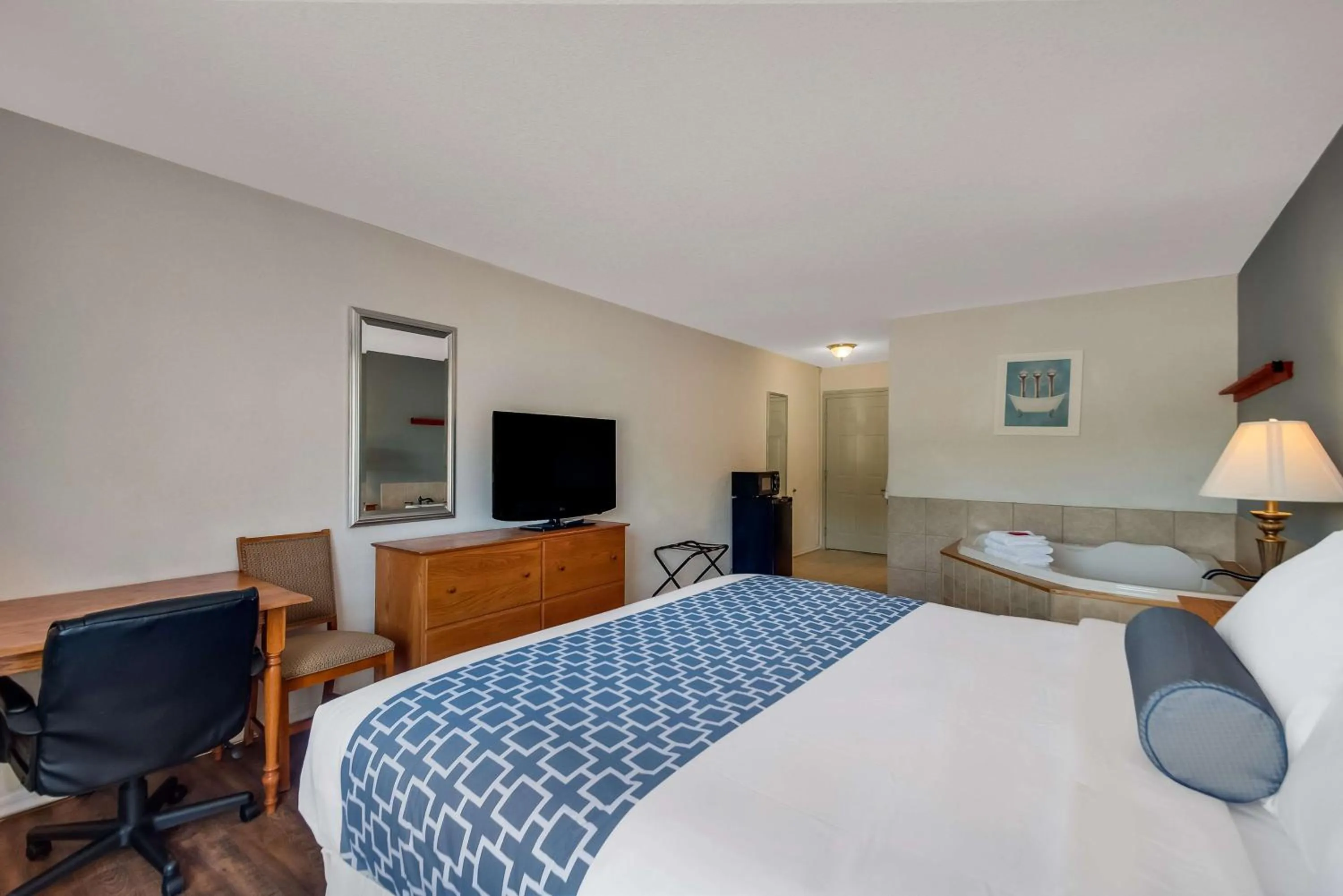 Bedroom, Bed in SureStay Plus Hotel by Best Western Berkeley Springs