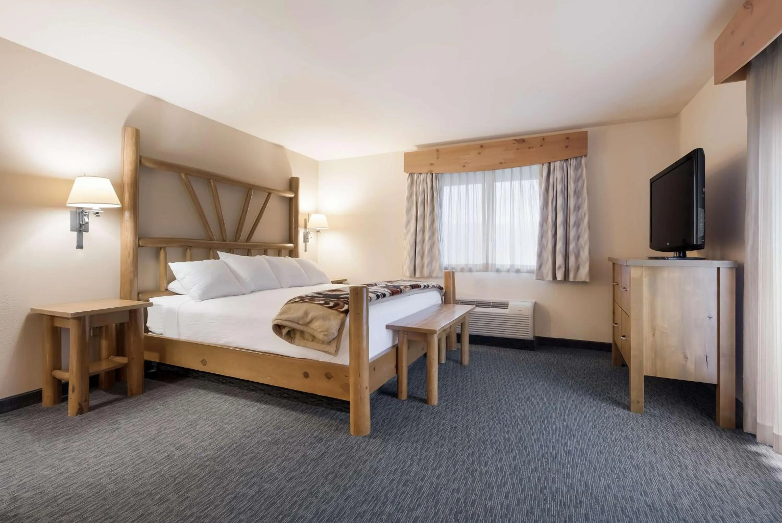 Bedroom, Bed in Best Western Plus Kentwood Lodge