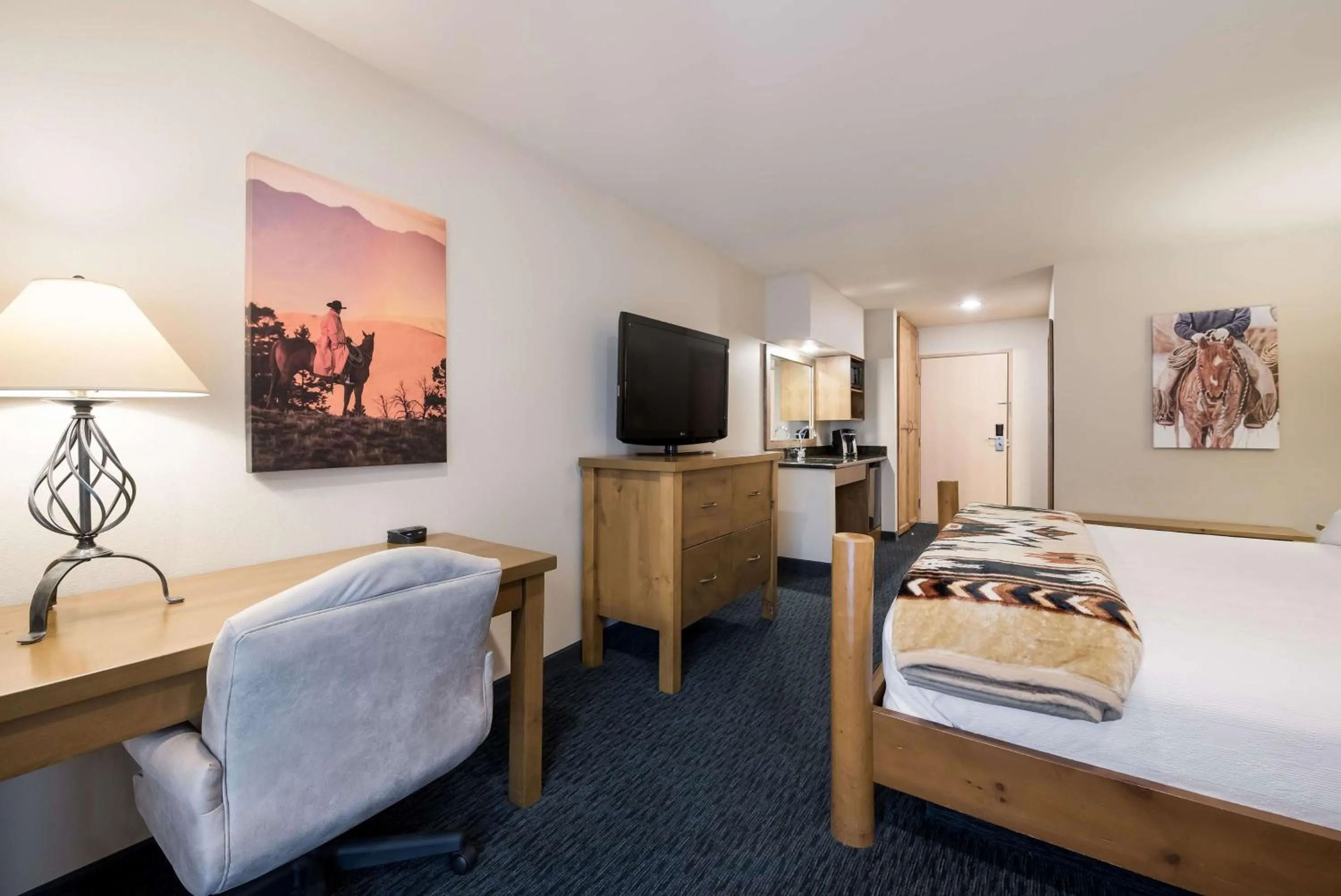 Bedroom, Bed in Best Western Plus Kentwood Lodge