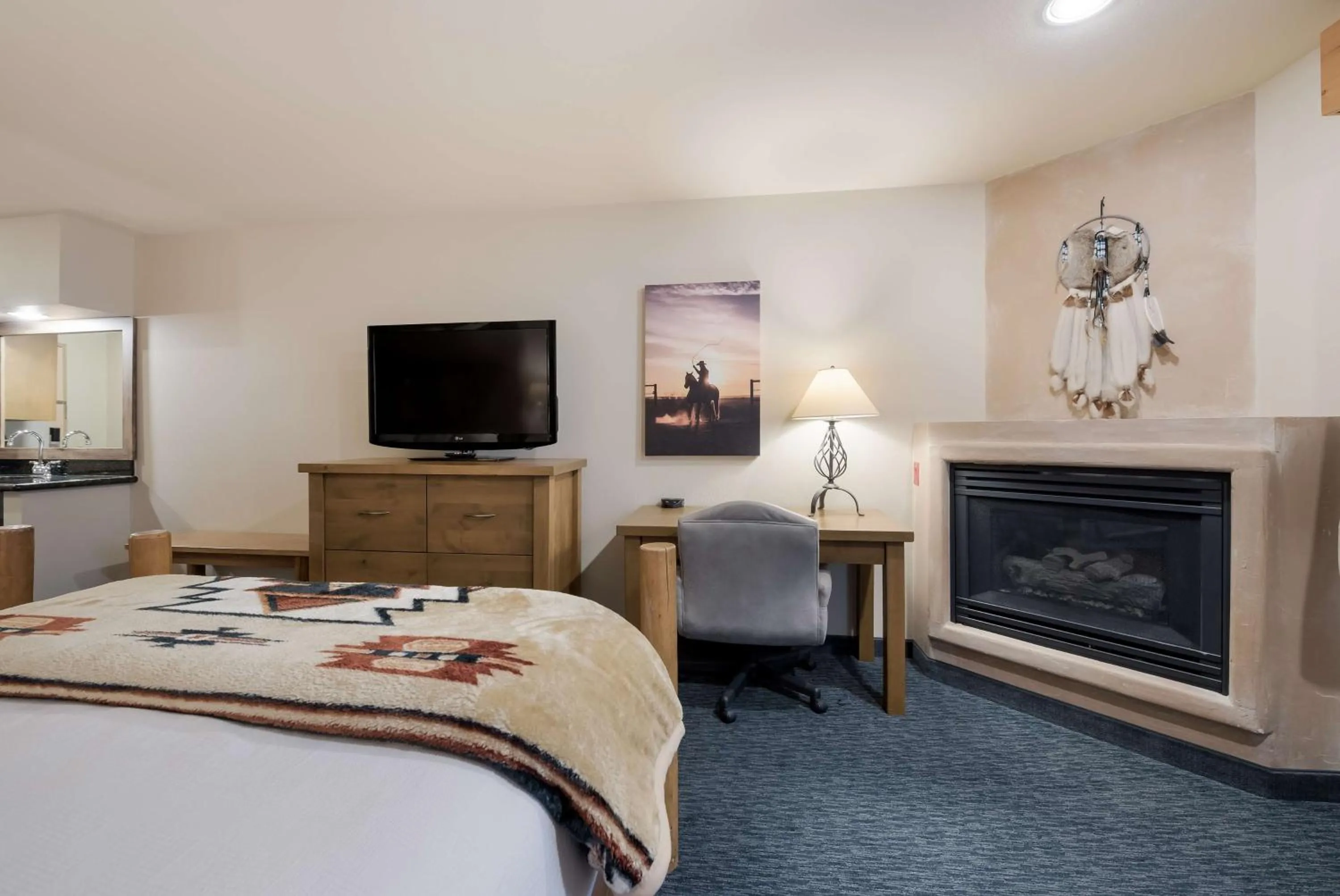 Bedroom, Bed in Best Western Plus Kentwood Lodge