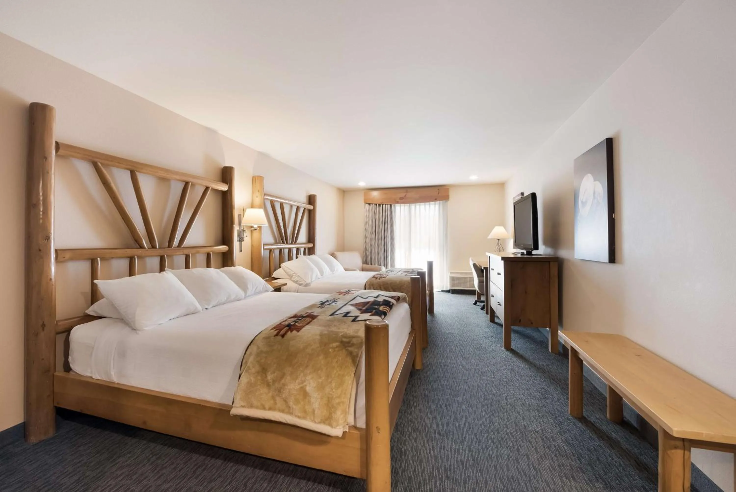 Bedroom, Bed in Best Western Plus Kentwood Lodge