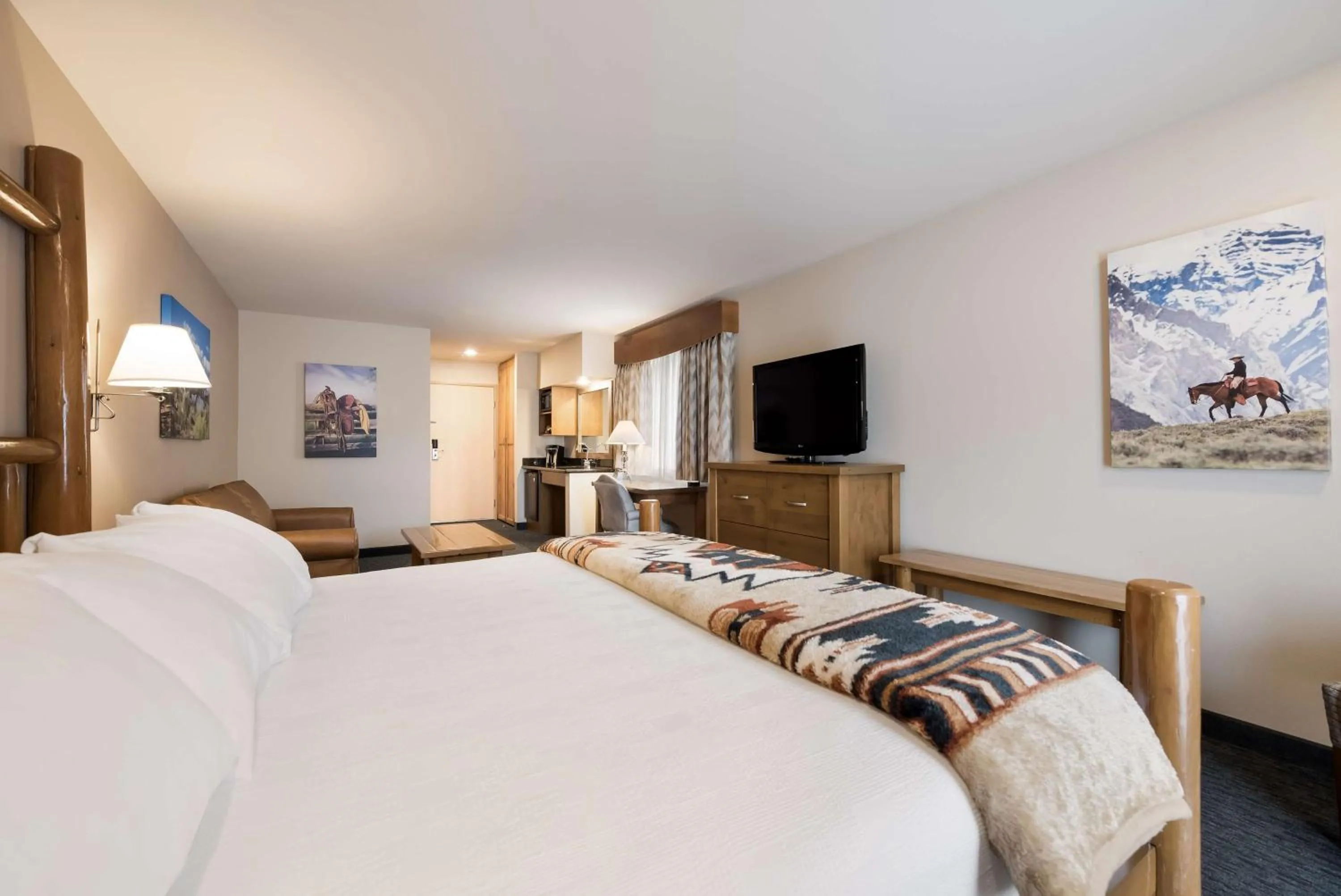 Bedroom, Bed in Best Western Plus Kentwood Lodge