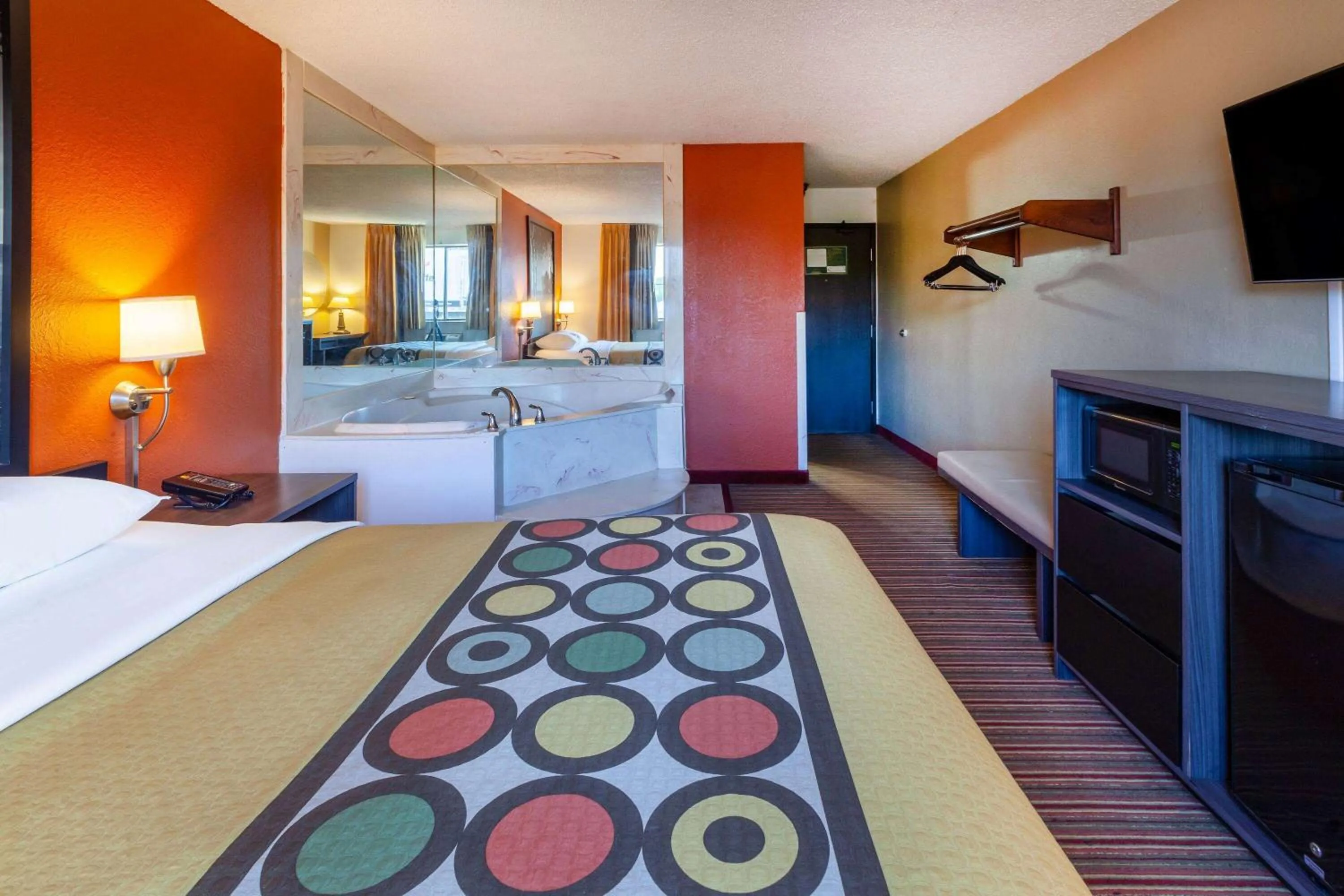 Photo of the whole room, Bed in Super 8 by Wyndham Roseville/Detroit Area