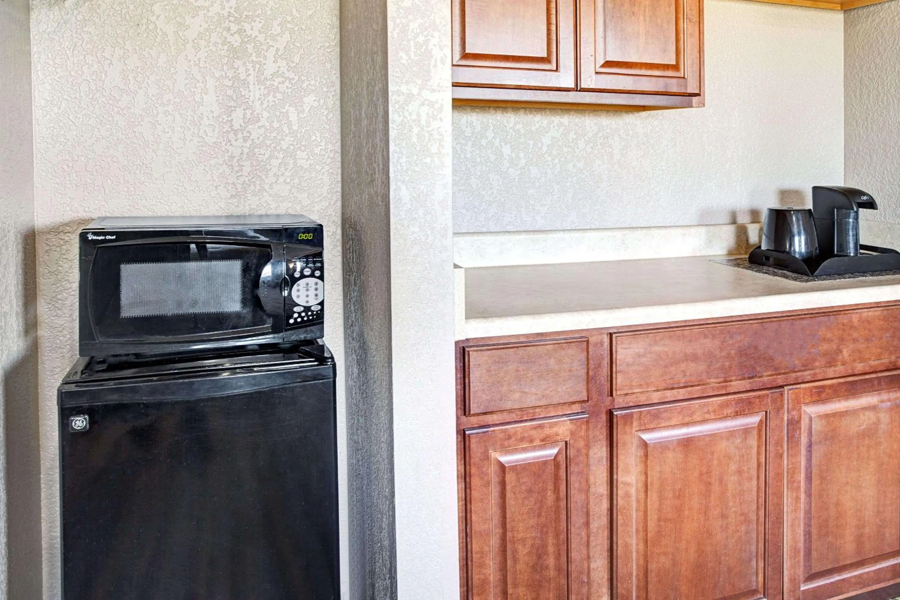 Photo of the whole room in Super 8 by Wyndham Roseville/Detroit Area