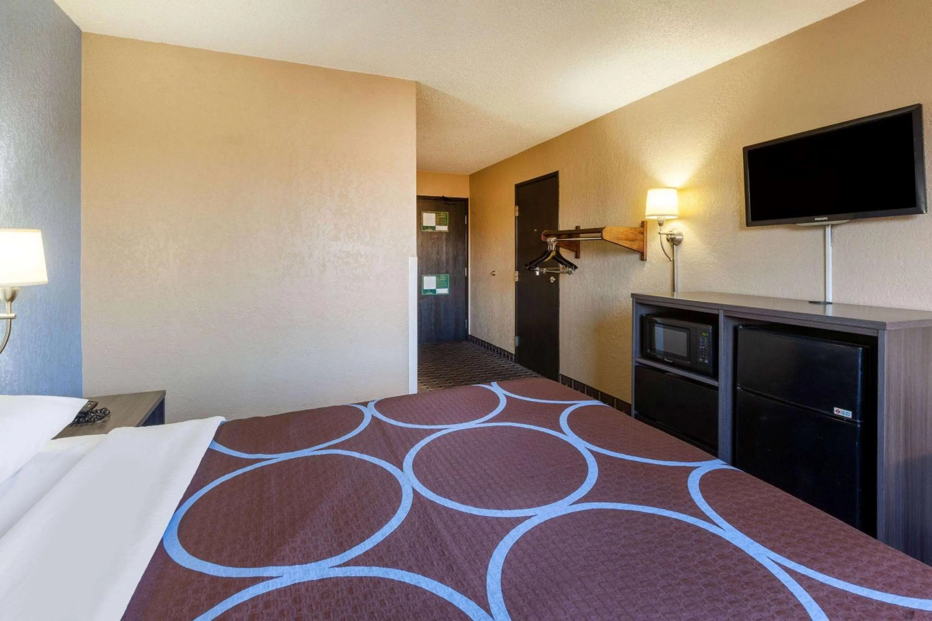 Photo of the whole room, Bed in Super 8 by Wyndham Roseville/Detroit Area