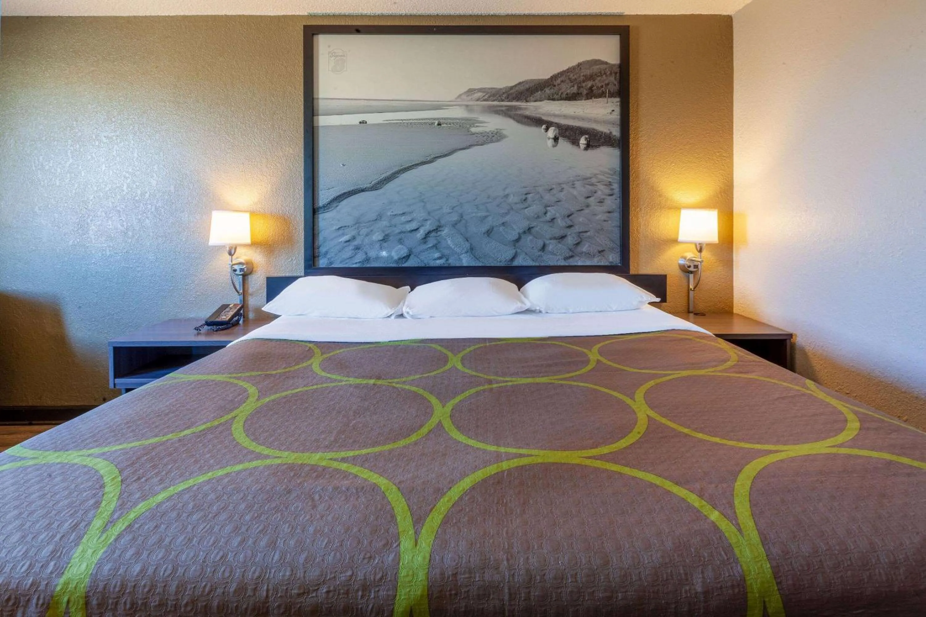 Photo of the whole room, Bed in Super 8 by Wyndham Roseville/Detroit Area