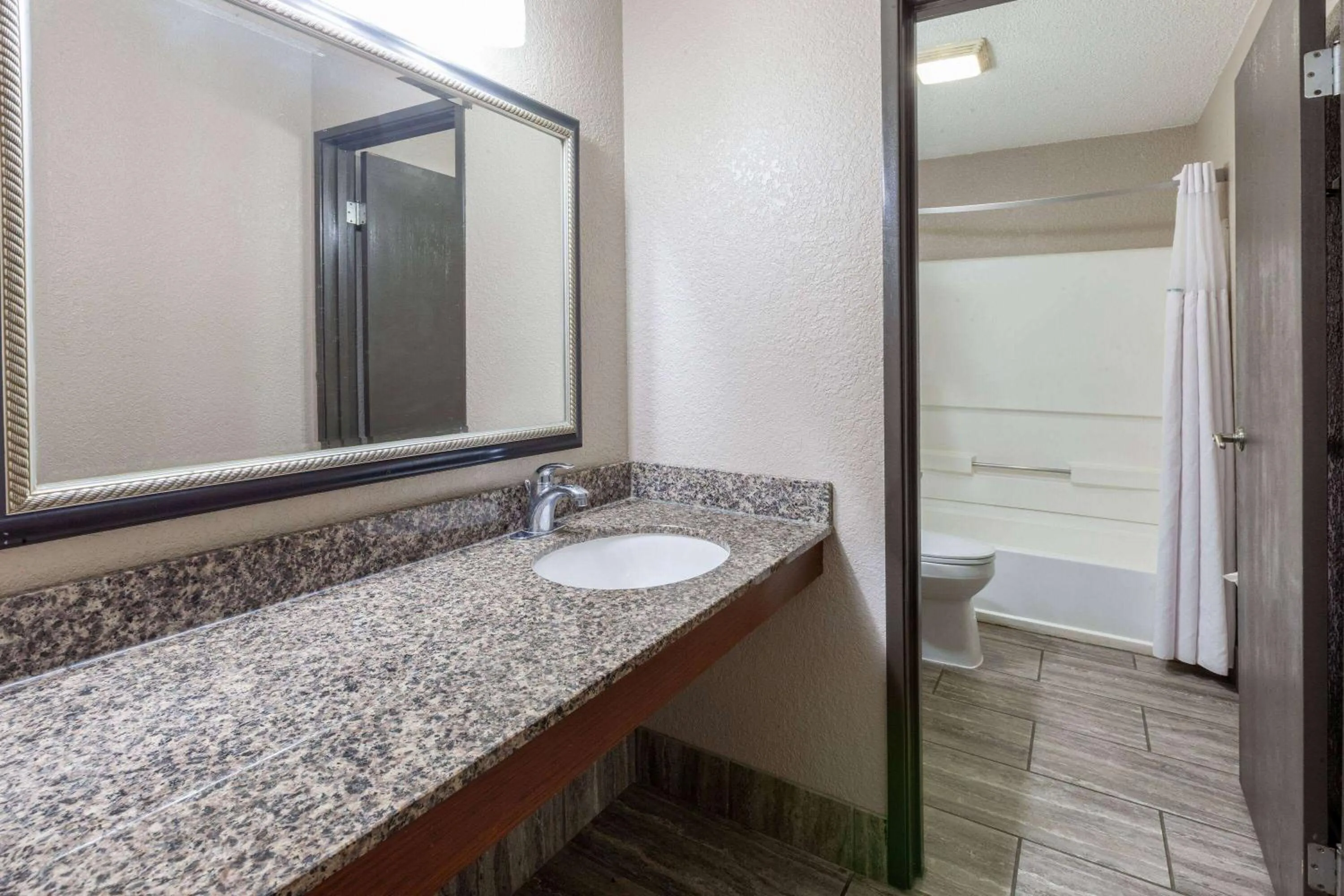 TV and multimedia in Super 8 by Wyndham Roseville/Detroit Area