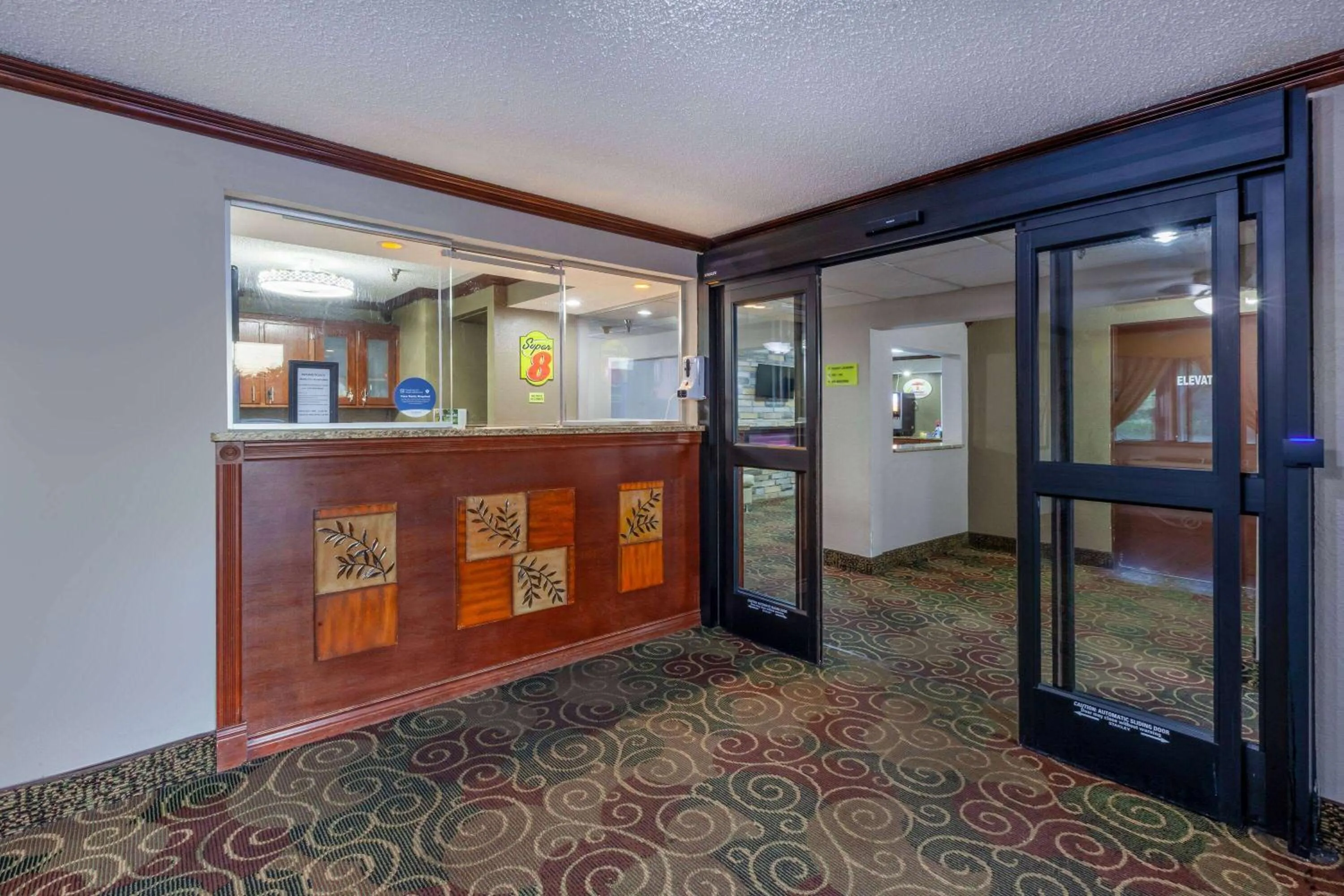 Lobby or reception in Super 8 by Wyndham Roseville/Detroit Area