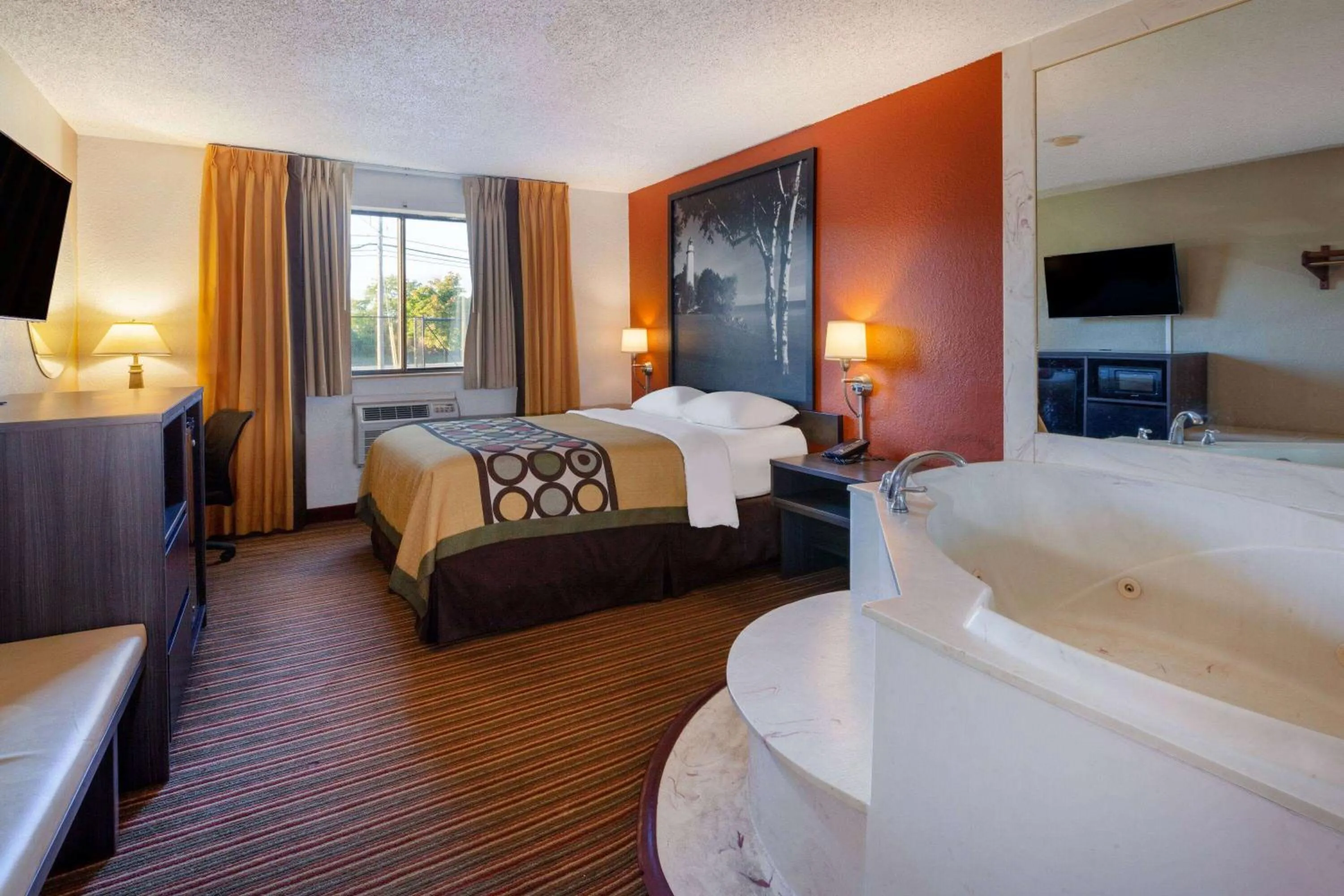 Photo of the whole room, Bed in Super 8 by Wyndham Roseville/Detroit Area