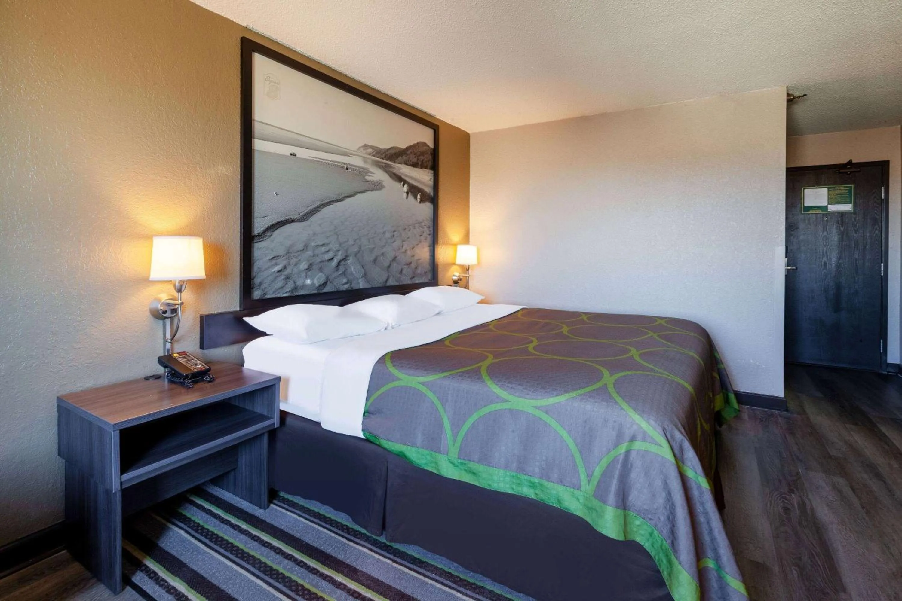 Photo of the whole room, Bed in Super 8 by Wyndham Roseville/Detroit Area