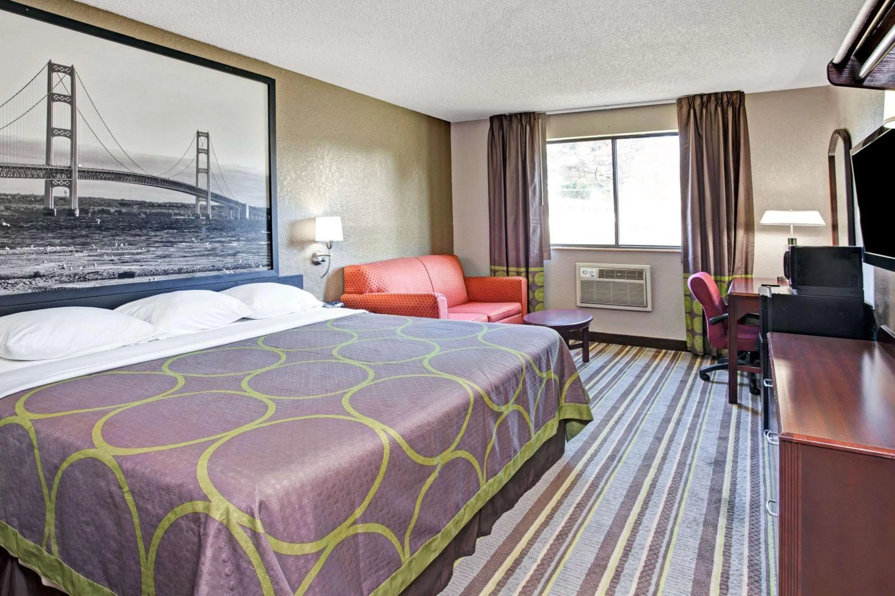 Photo of the whole room, Bed in Super 8 by Wyndham Roseville/Detroit Area