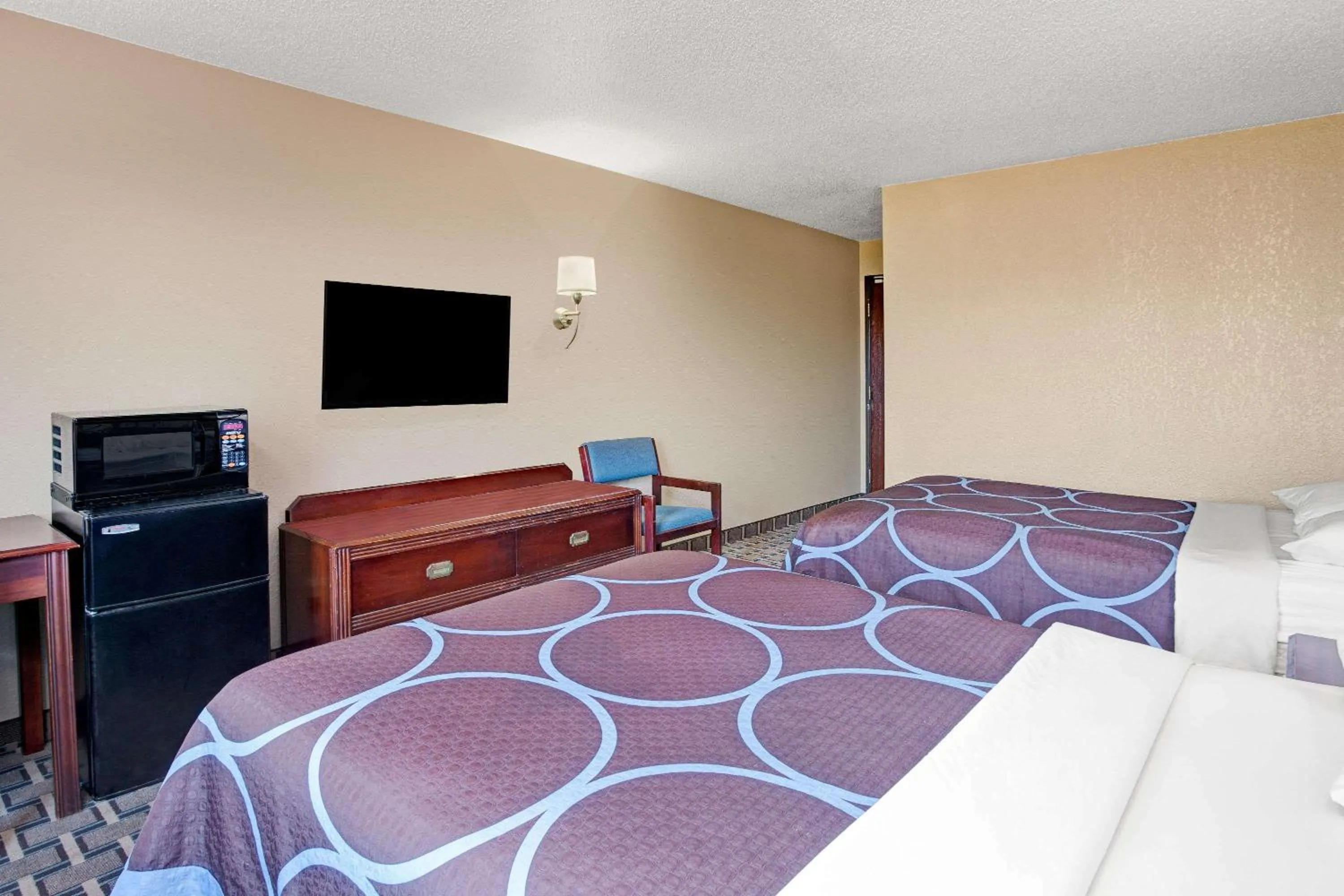 Photo of the whole room, Bed in Super 8 by Wyndham Roseville/Detroit Area