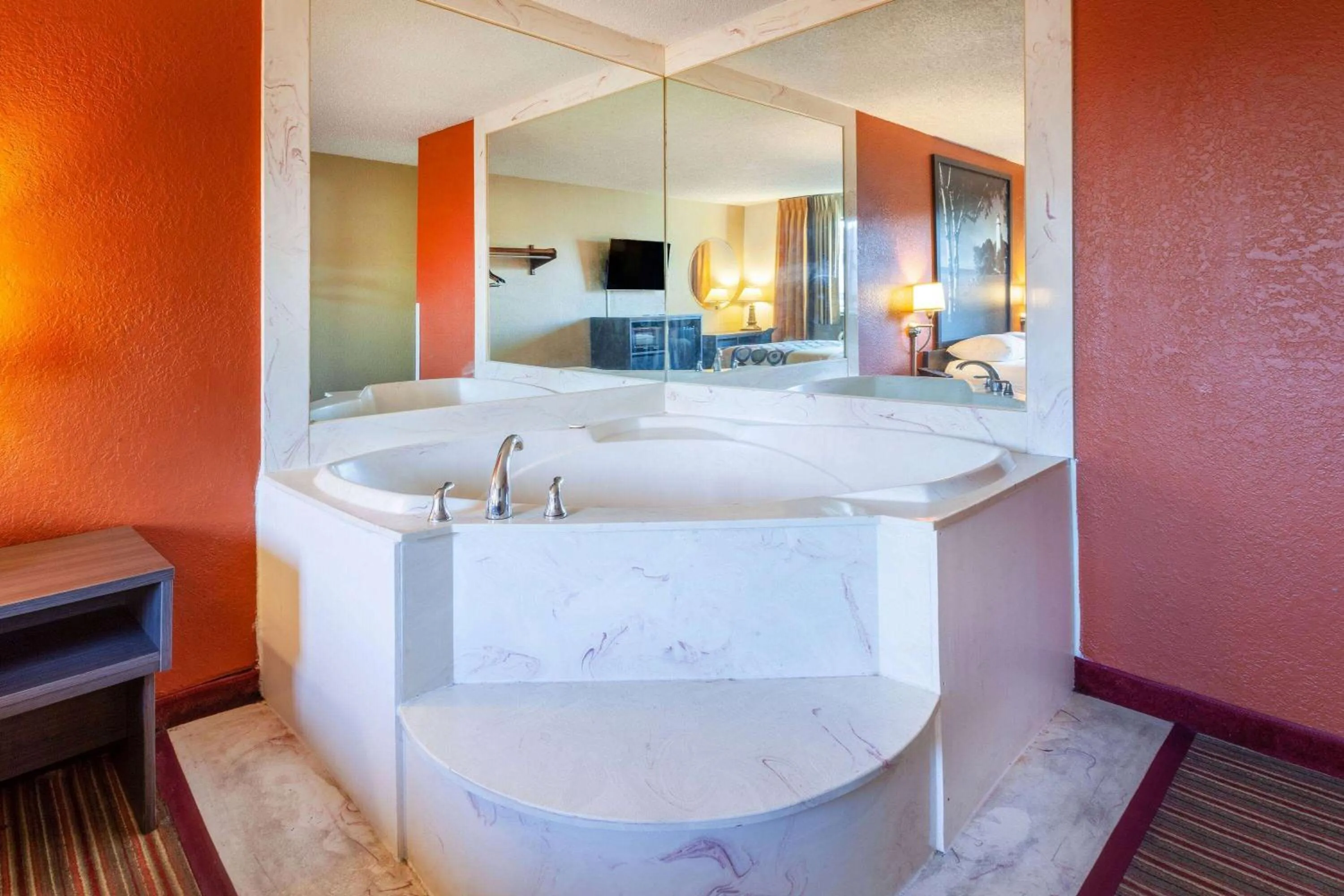 Photo of the whole room in Super 8 by Wyndham Roseville/Detroit Area