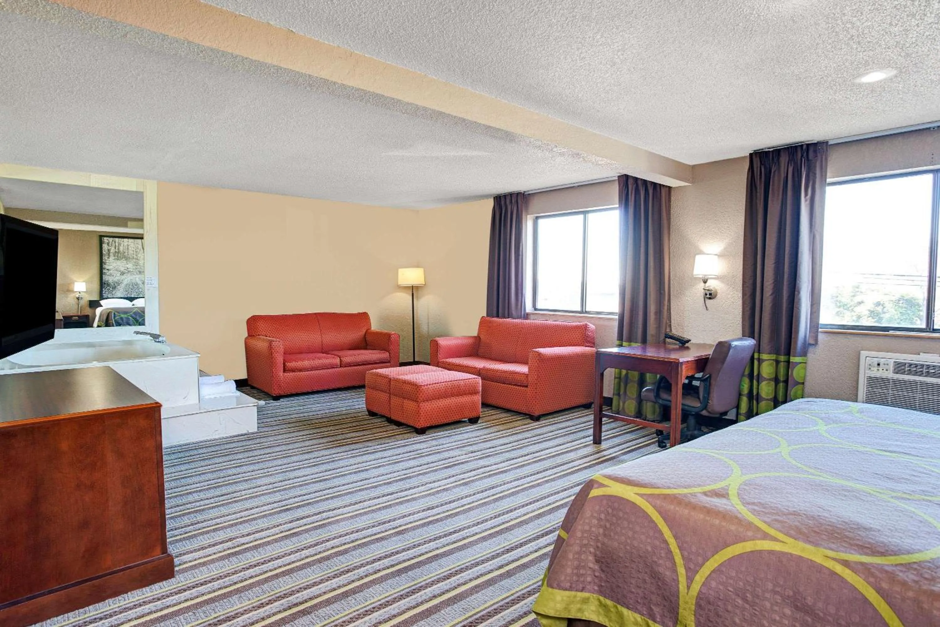 Photo of the whole room, Bed in Super 8 by Wyndham Roseville/Detroit Area