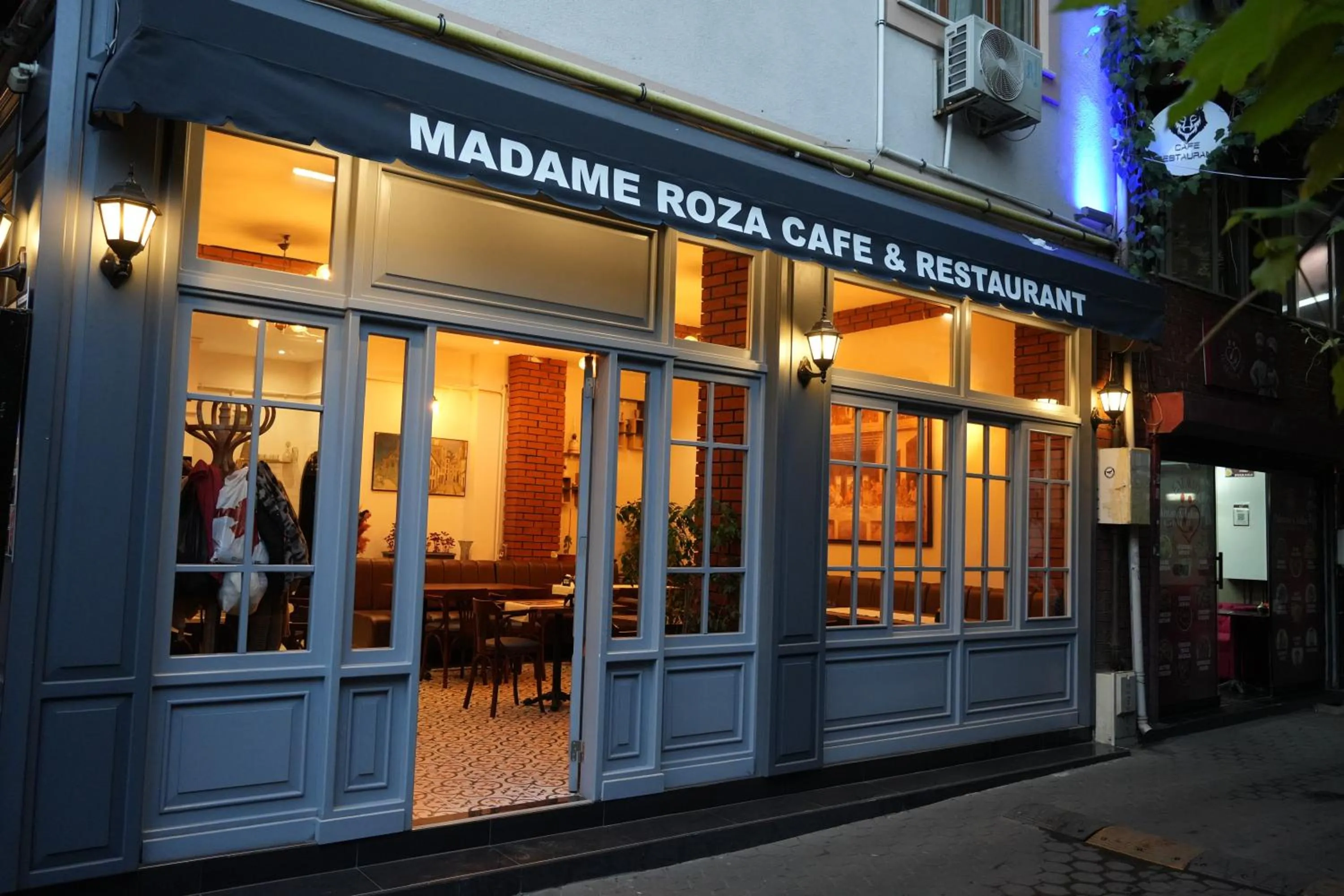 Restaurant/places to eat in madame roza