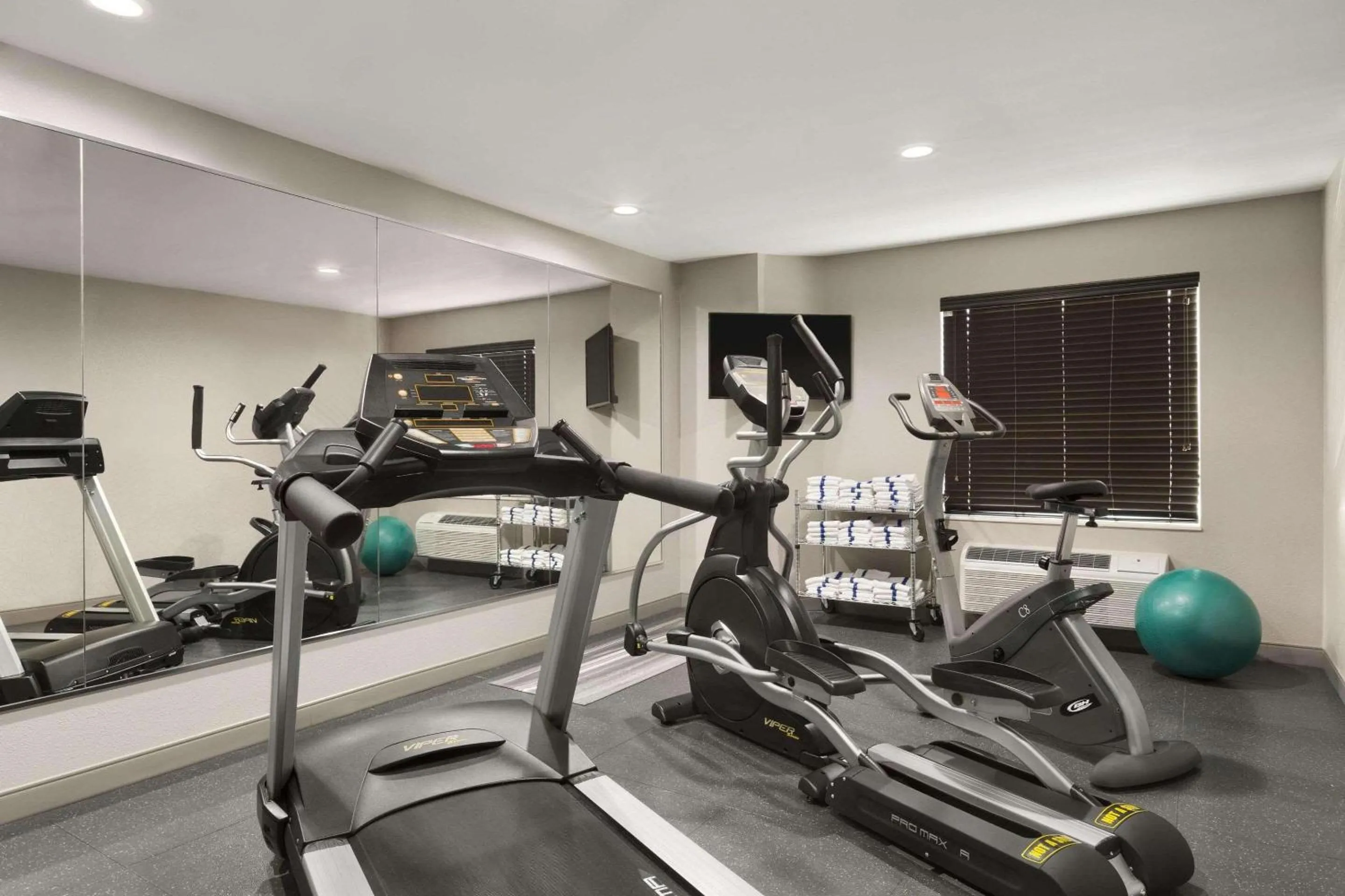 Fitness centre/facilities in Country Inn & Suites by Radisson, Pierre, SD
