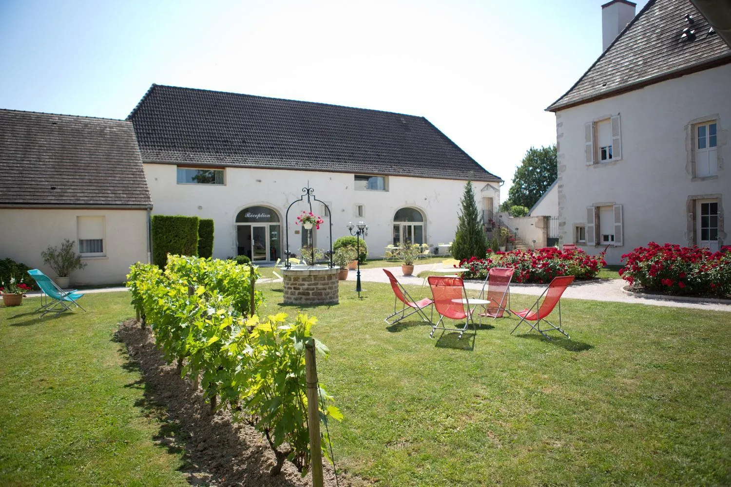 Patio in Hotel l'Orée Des Vignes