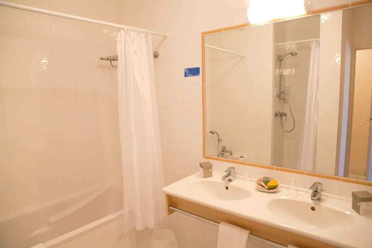Bathroom in Hotel l'Orée Des Vignes