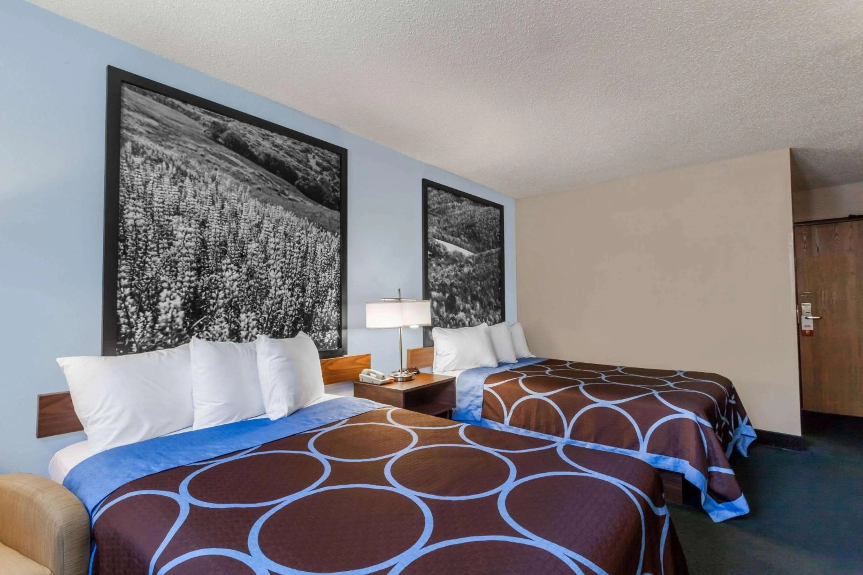 Photo of the whole room, Bed in Super 8 by Wyndham East Stroudsburg - Poconos
