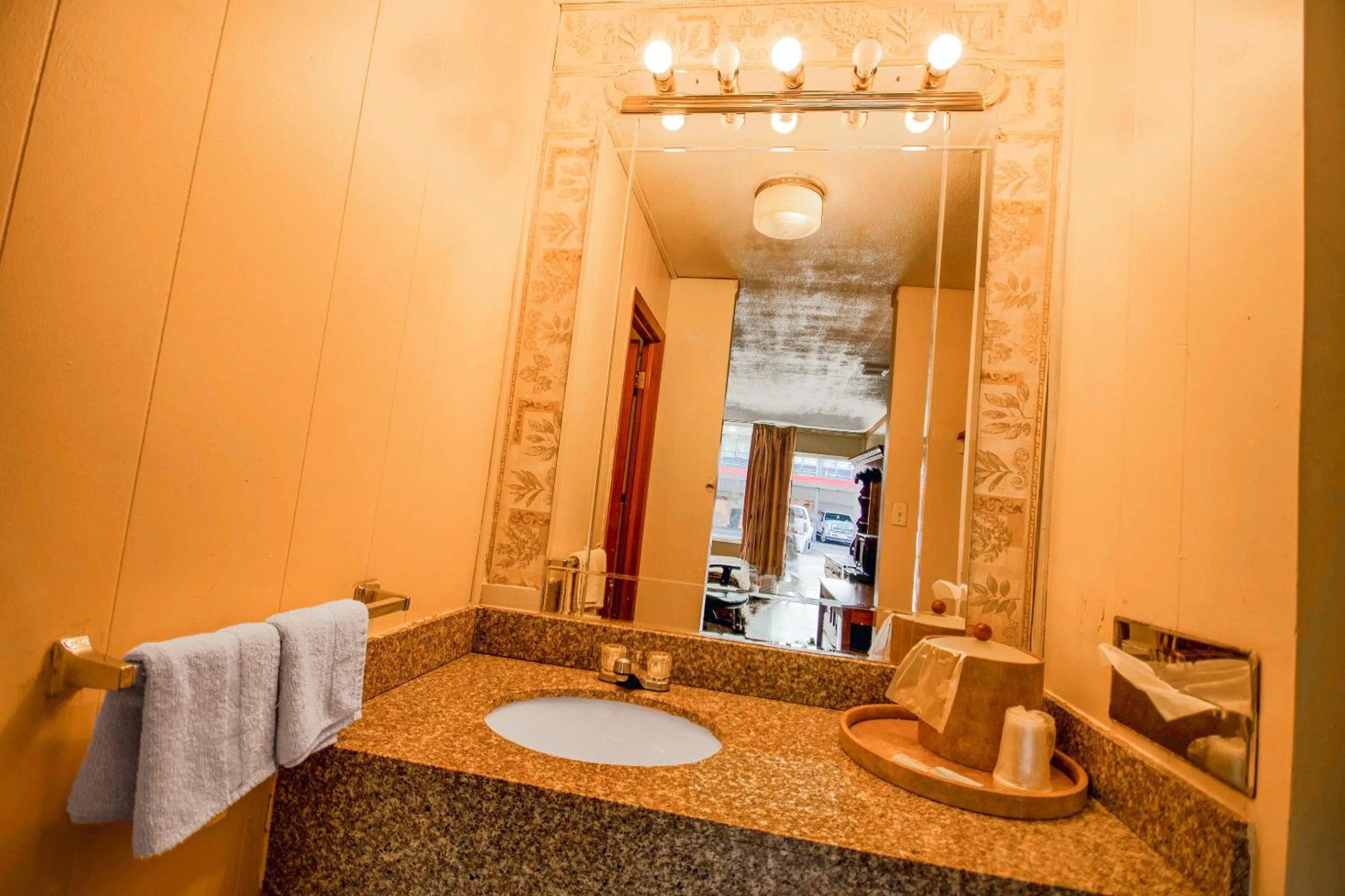 Bathroom in Holiday Lodge Virginia -Listing Partner