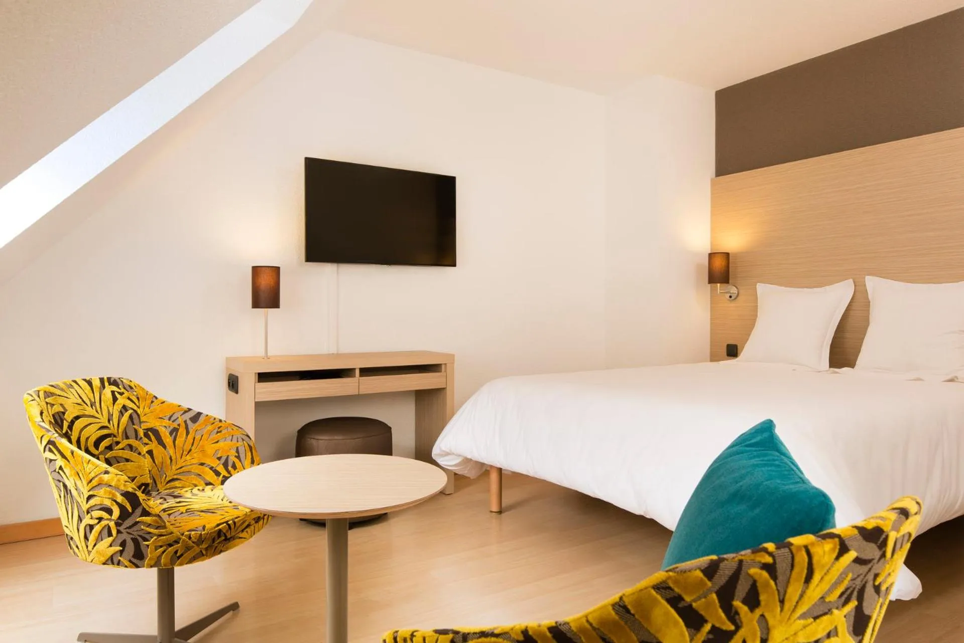 Photo of the whole room, Bed in Escale Oceania Saint Malo